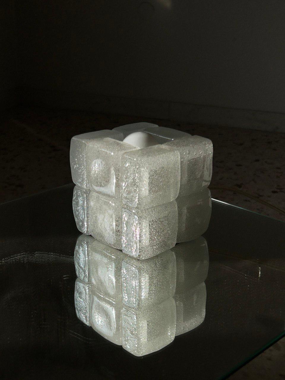 Lampada da tavolo a forma di cubo in vetro di murano disegnata da Albano Poli per Poliarte negli anni 70'.