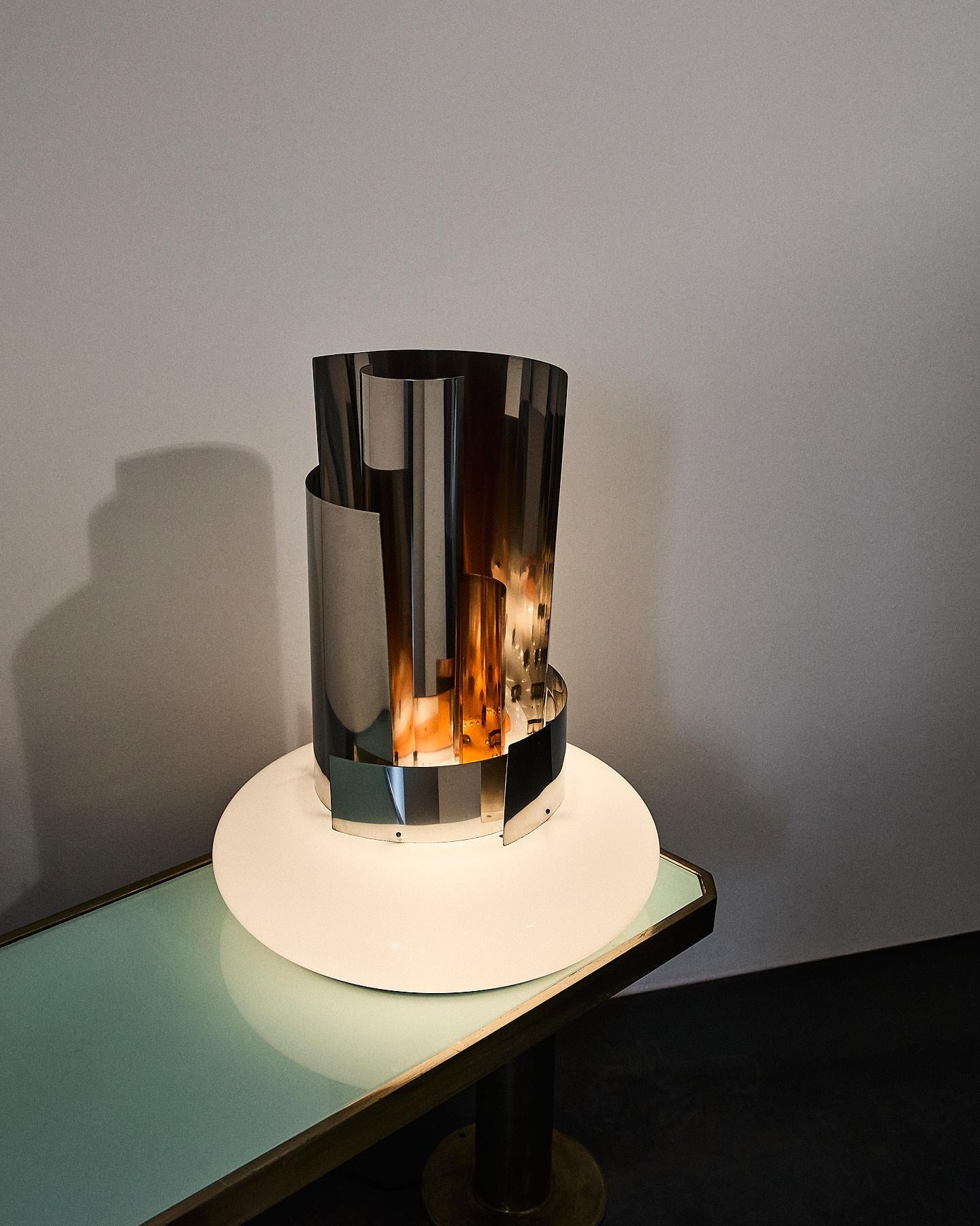 Lámpara de mesa diseñada por el artista Giuseppe Calonaci, fabricada en Italia en 1971. Base de plexiglás con lámina de aluminio móvil, que puede configurarse en diversas disposiciones. Firmata, numerata 47 su 300 e datata.