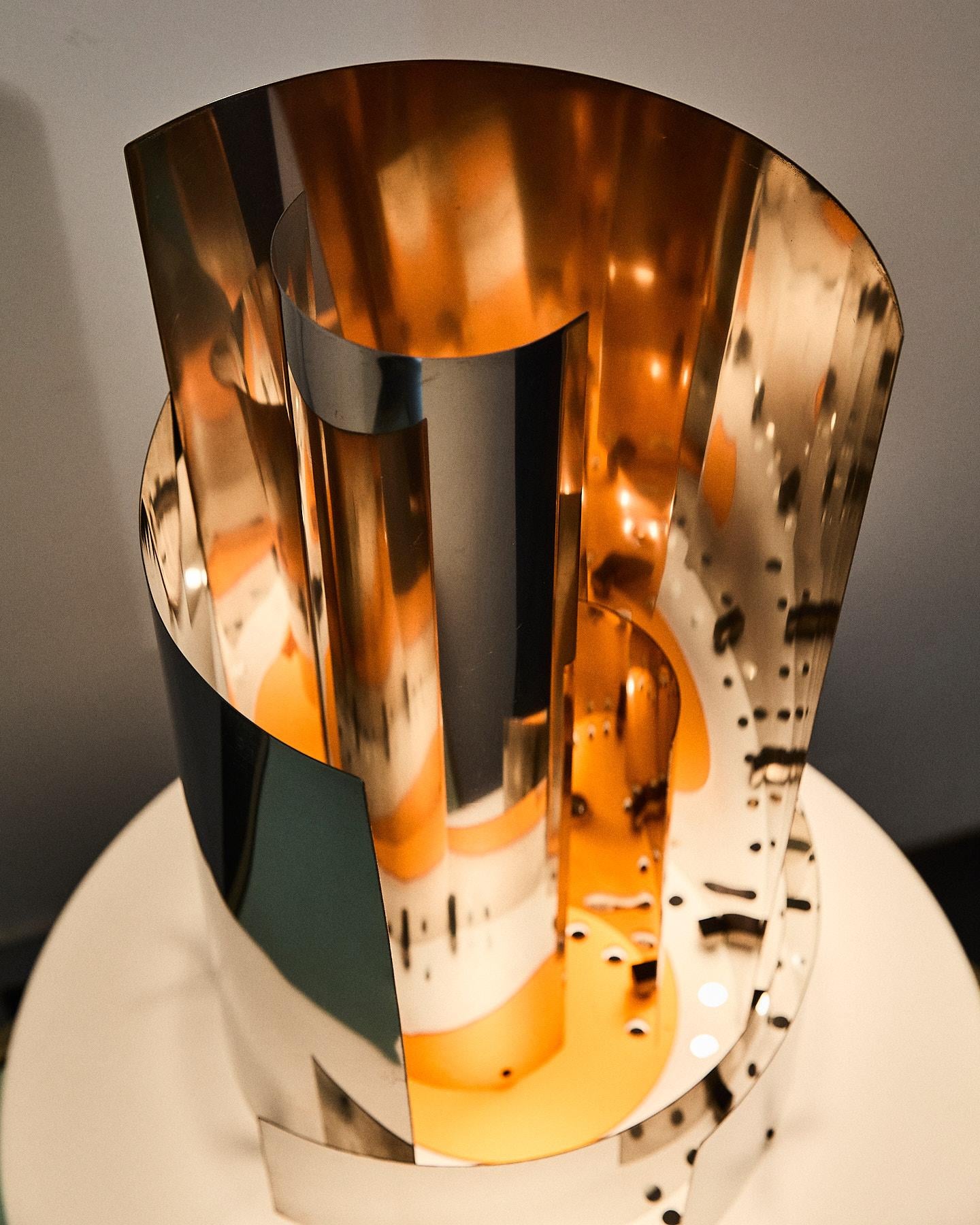 Lampada da tavolo disegnata dall'artista Giuseppe Calonaci Italia, 1971 finales del siglo XX en venta