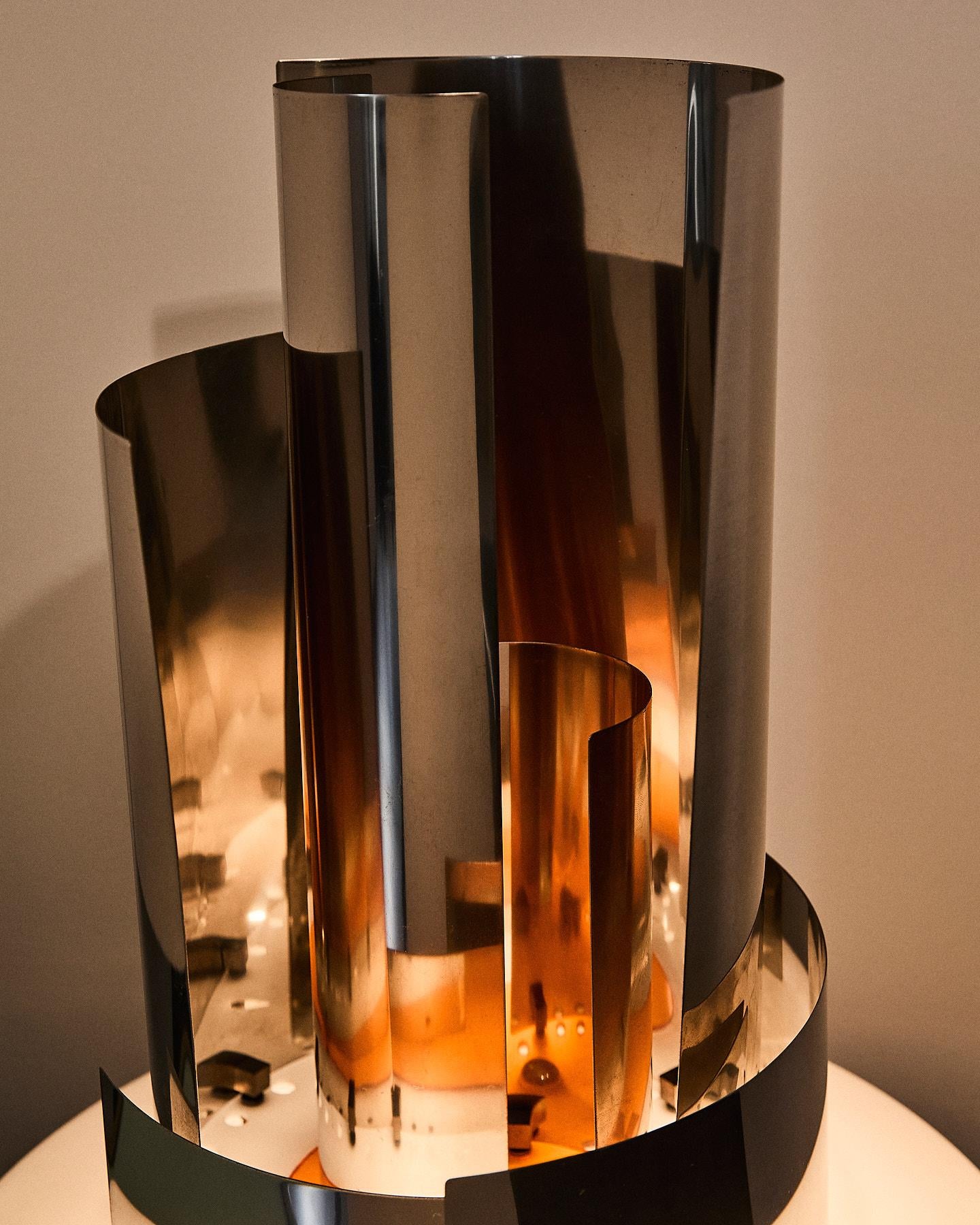 Lampada da tavolo disegnata dall'artista Giuseppe Calonaci Italia, 1971 Aluminio en venta