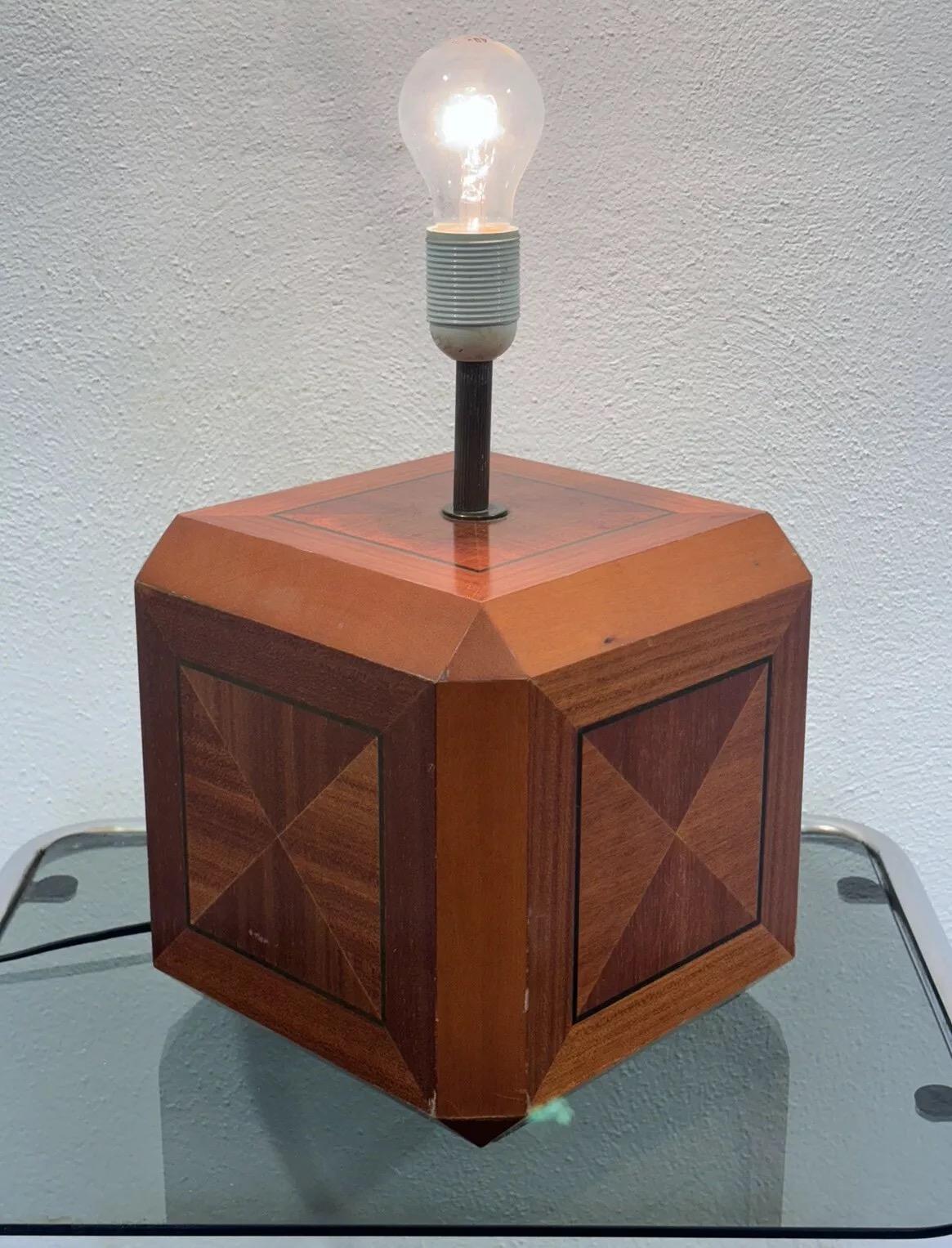 Fabrizio Poldaretti Furniture Line Fox Hunting Table Lamp.

All-wood cube, in good conservative condition, present slight and obvious signs of time due to use and age . (Please see photos)

Cube dimensions 23x23x23 cm

Total lamp height 45