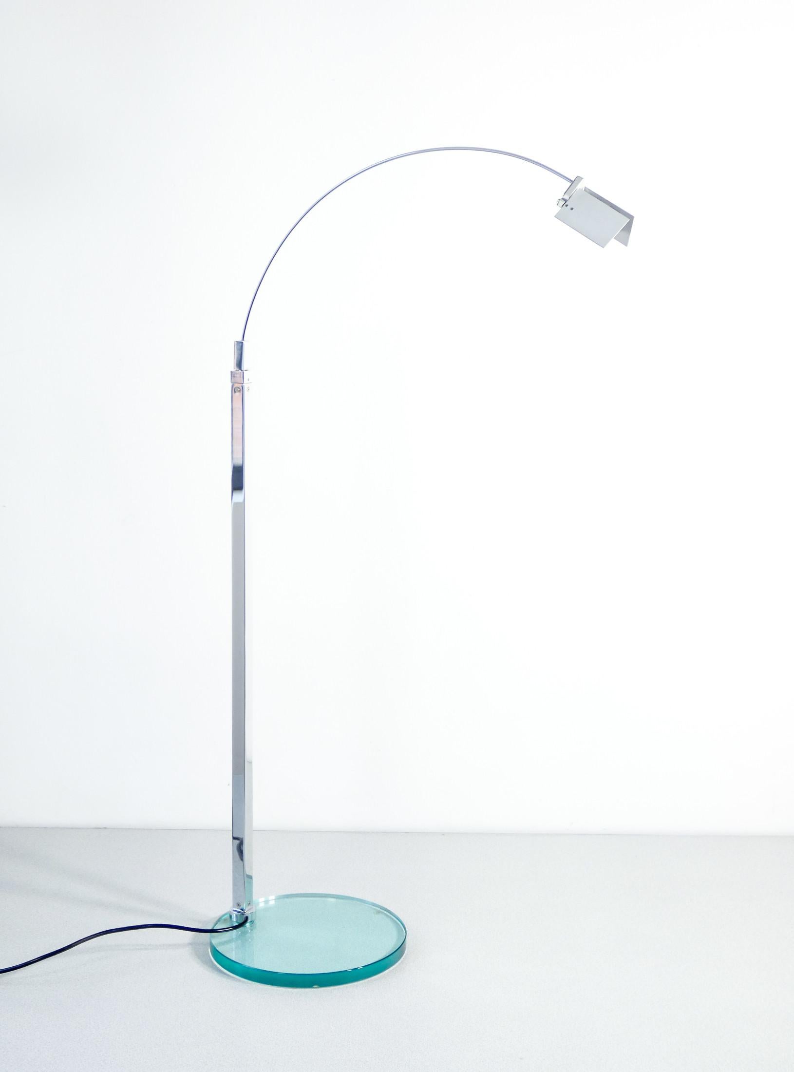 Table lamp
Moth, design
Alvaro SIZA VIEIRA
for Fontana Arte.

ORIGIN
Italy

PERIOD
1990s

DESIGNER
Alvaro SIZA VIEIRA

MARK
Fontana Arte

MODEL
Moth
Table lamp with directional and dimmable light

MATERIALS
Chromed metal frame with ground flot glass