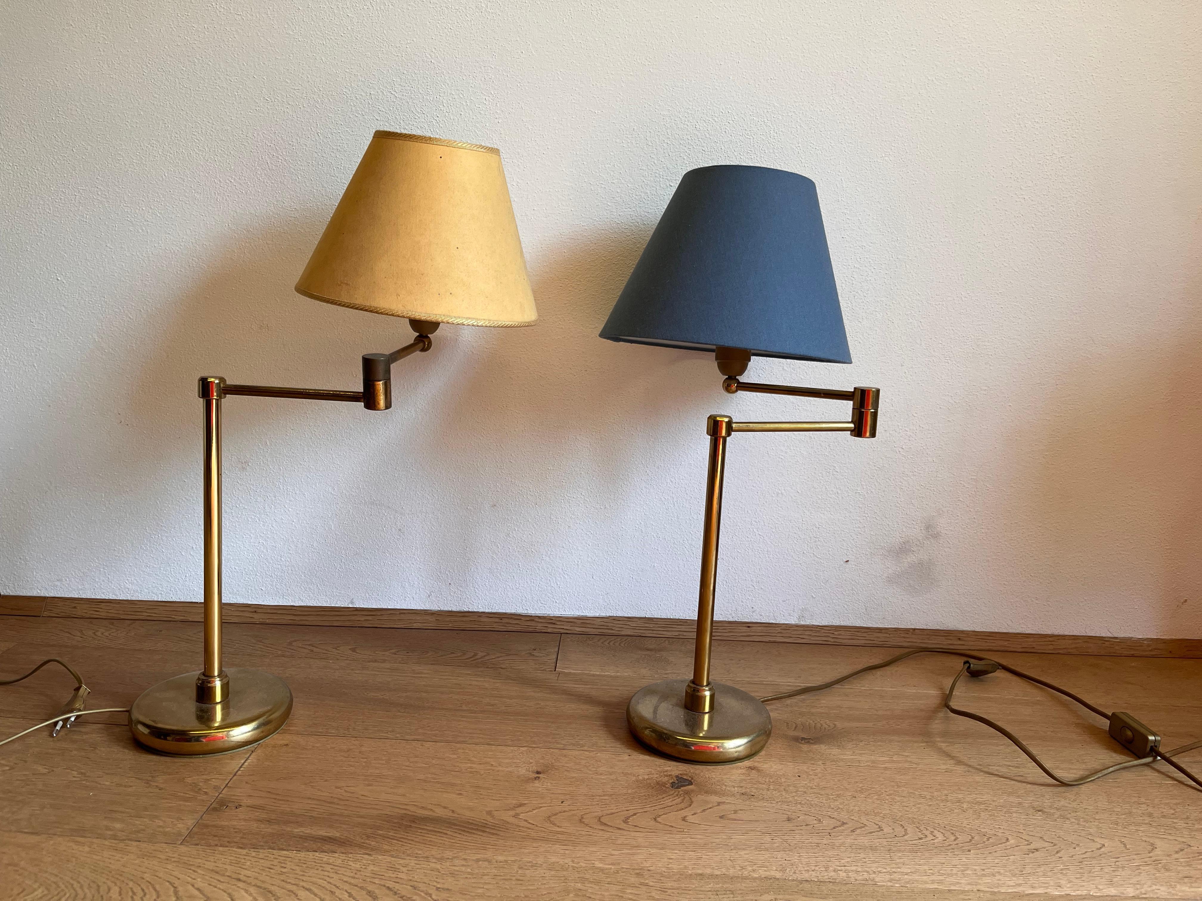 Two table lamp in good condition made of brass with blue and ochre fabric shade
Dimensions height 56 cm diameter 27 cm base diameter 13 cm
the lampshade can be oriented in many directions
Bulb socket E14