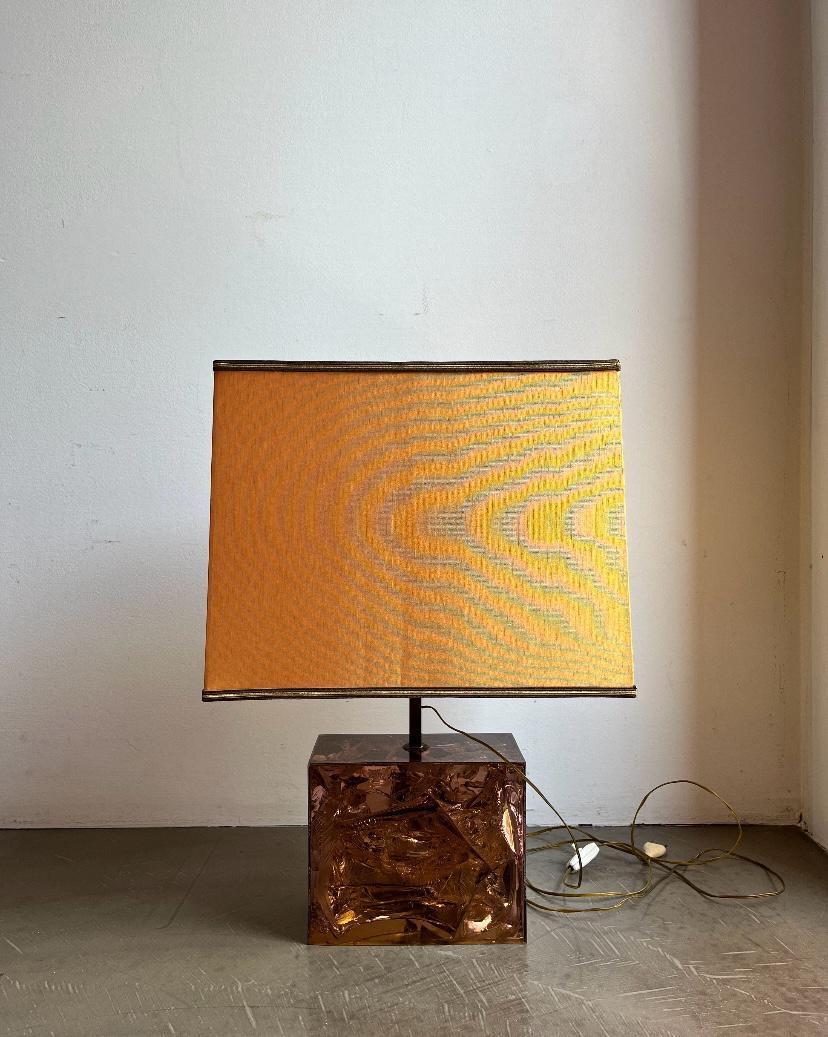 Mid-Century Modern French table lamp with plexi base and brass details, 1970s, Italy For Sale