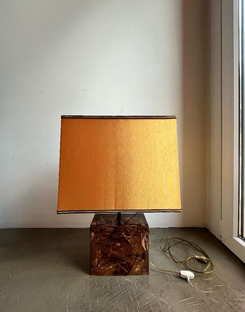 French table lamp with plexi base and brass details, 1970s, Italy In Good Condition For Sale In Milano, IT