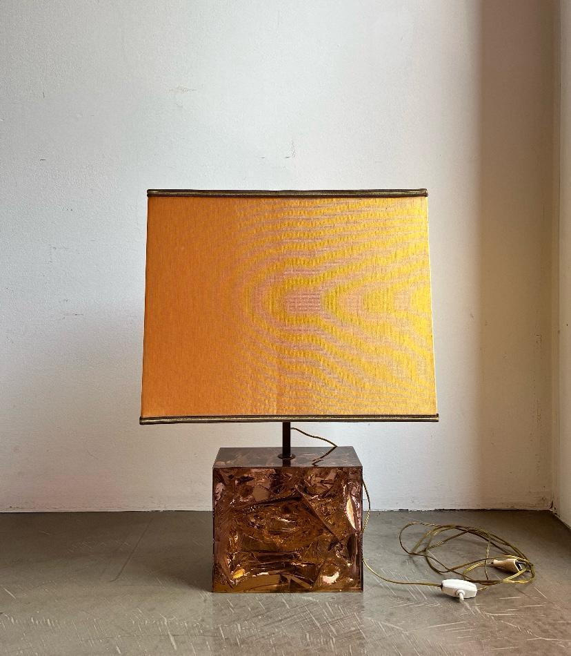 Late 20th Century French table lamp with plexi base and brass details, 1970s, Italy For Sale