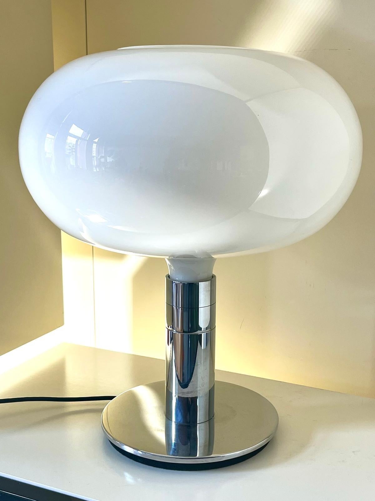 Chrome metal and Sirrah glass table lamp designed by Franco Albini and Franca Helg, 1970s.

Dimensions: Cm 50x 40 approx

Condition: excellent condition.