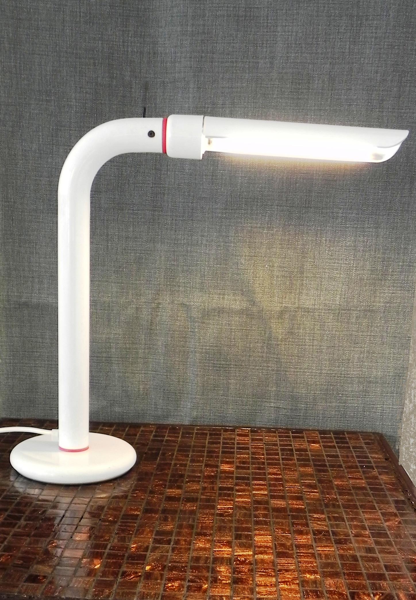 lampada da tavolo anni 90 , Philips mod FTH 411 orientabile 30° dx -sx. interruttore sulla sommita'. lampadina al neon. 11 w, usata ma ben tenuta.
Funziona perfettamente.