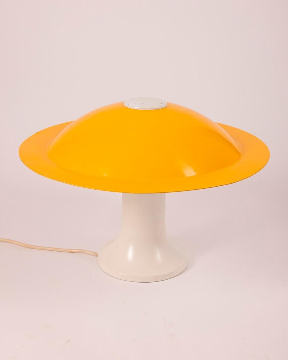 Vintage 1970s yellow table lamp Martinelli design In Good Condition For Sale In None, IT