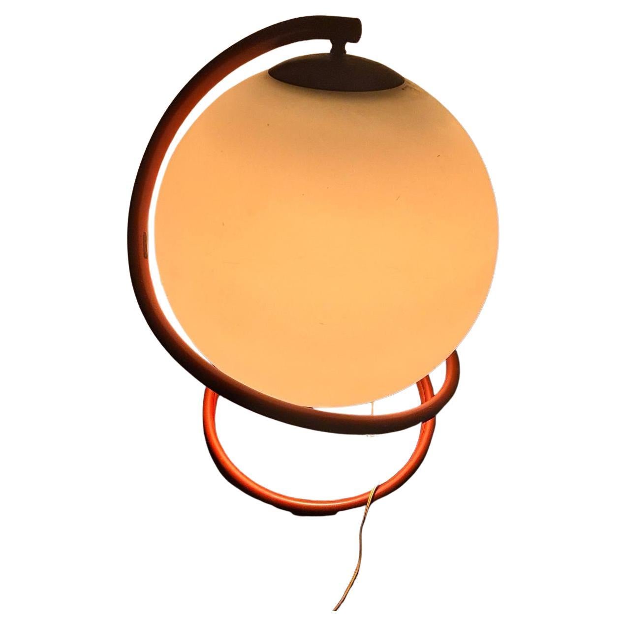 Gino Sarfatti pour Arteluce 'globe' circa 1966
Hauteur 60 cm.
Largeur 40 cm.
Cette lampe au design moderne et sculptural se caractérise par un diffuseur sphérique de couleur blanc mat qui émet une lumière chaude et diffuse. Ce globe est traversé par