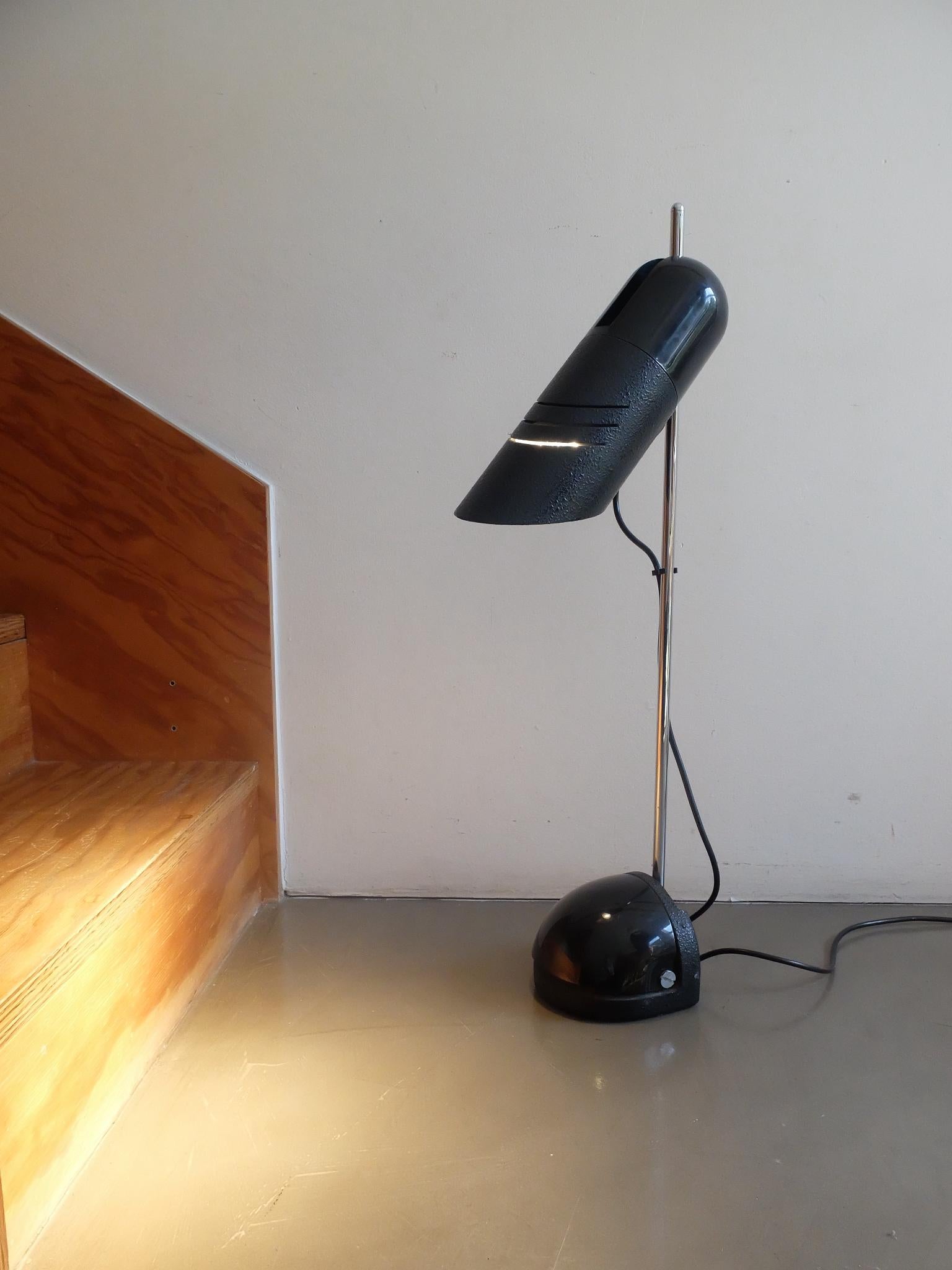 Lampe de table en acier gaufré, Italie, fin des années 1970.
Lampe de table décorative avec bouton-poussoir sur base en acier gaufré. La lampe est parfaite comme meuble ou comme éclairage de table. H. 73 cm, extension maximale de l'abat-jour 31