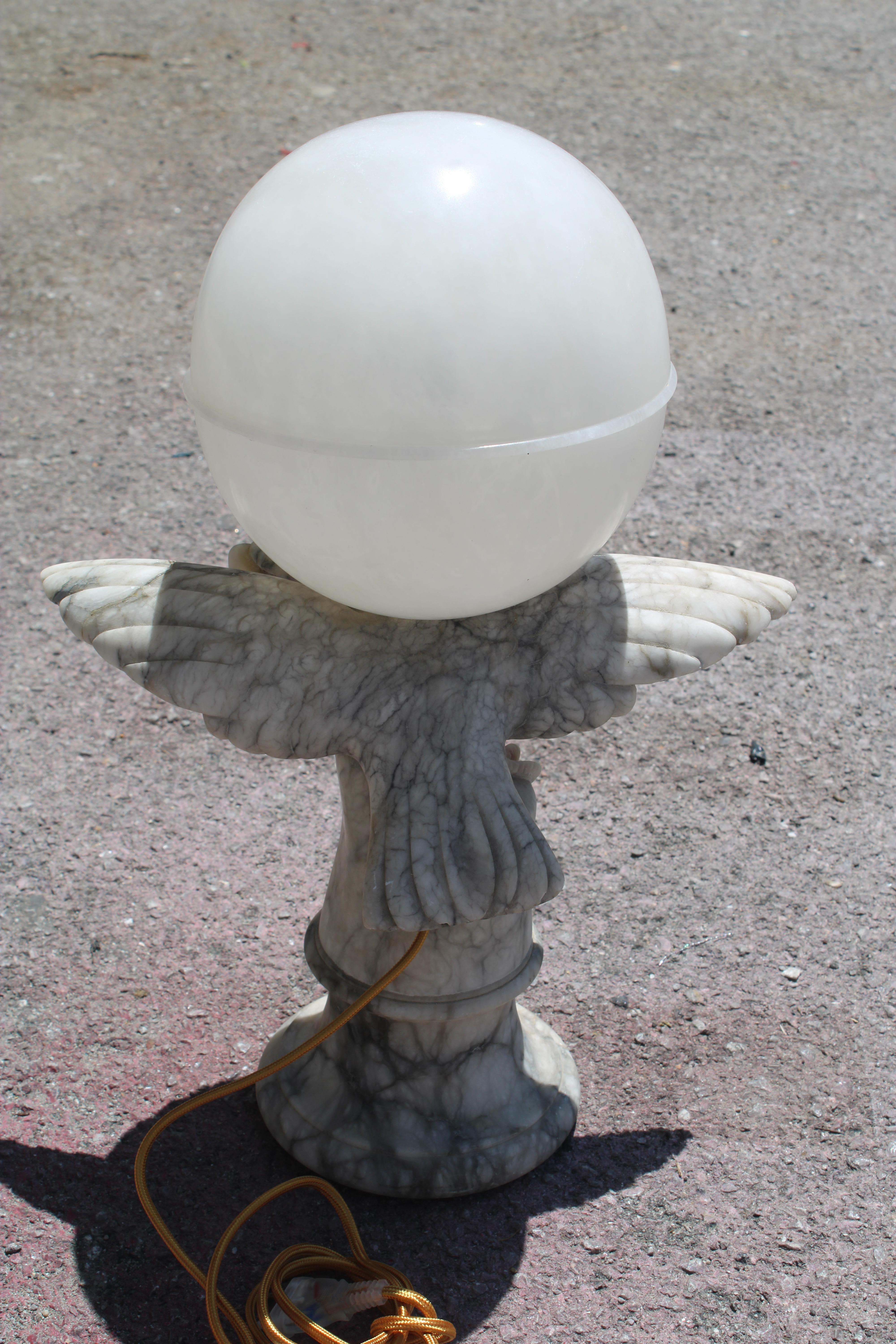 Lampe de table futuriste en albâtre avec aquila et globe 1930s en vente 3