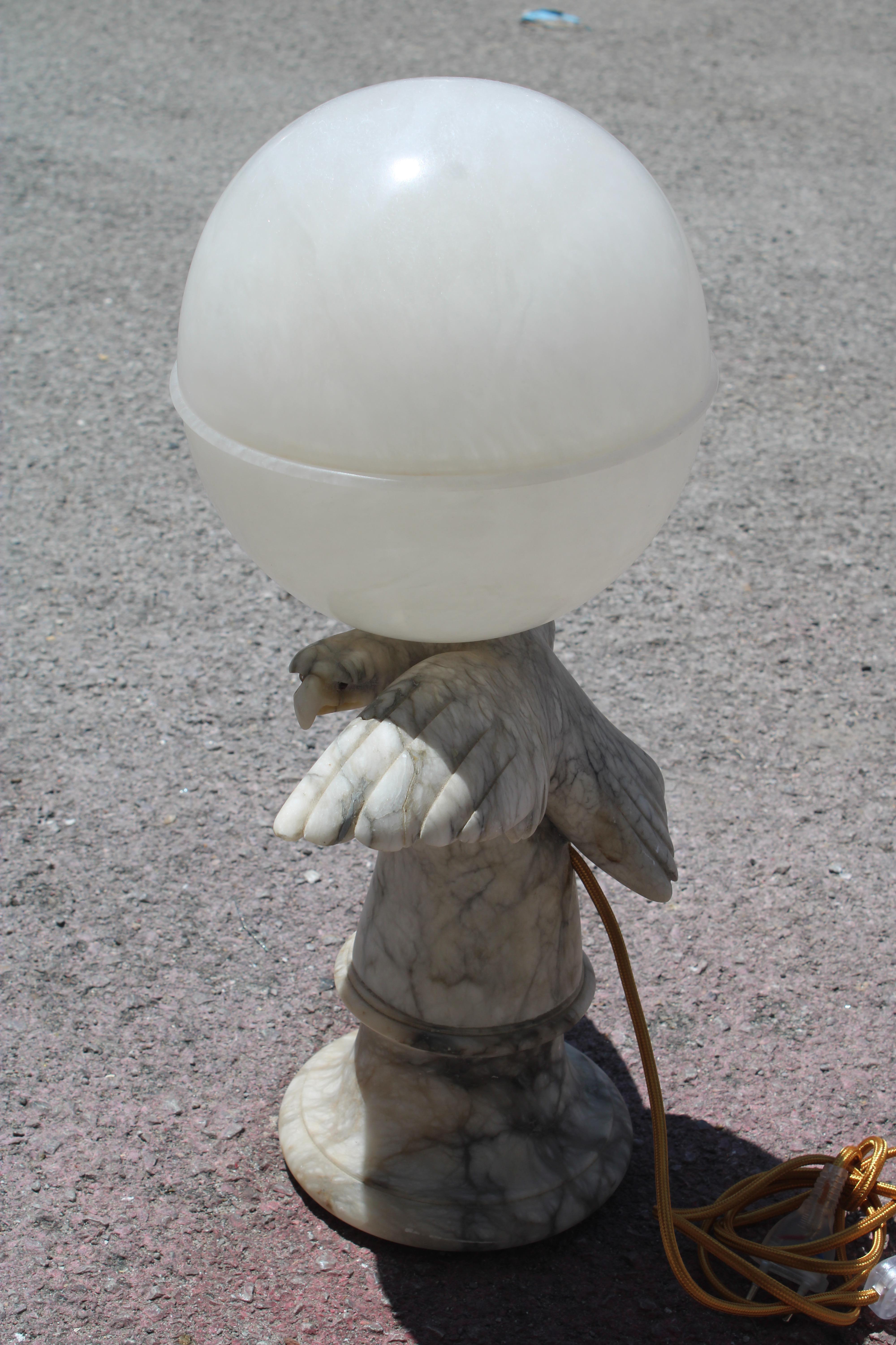 Lampe de table futuriste en albâtre avec aquila et globe 1930s en vente 9