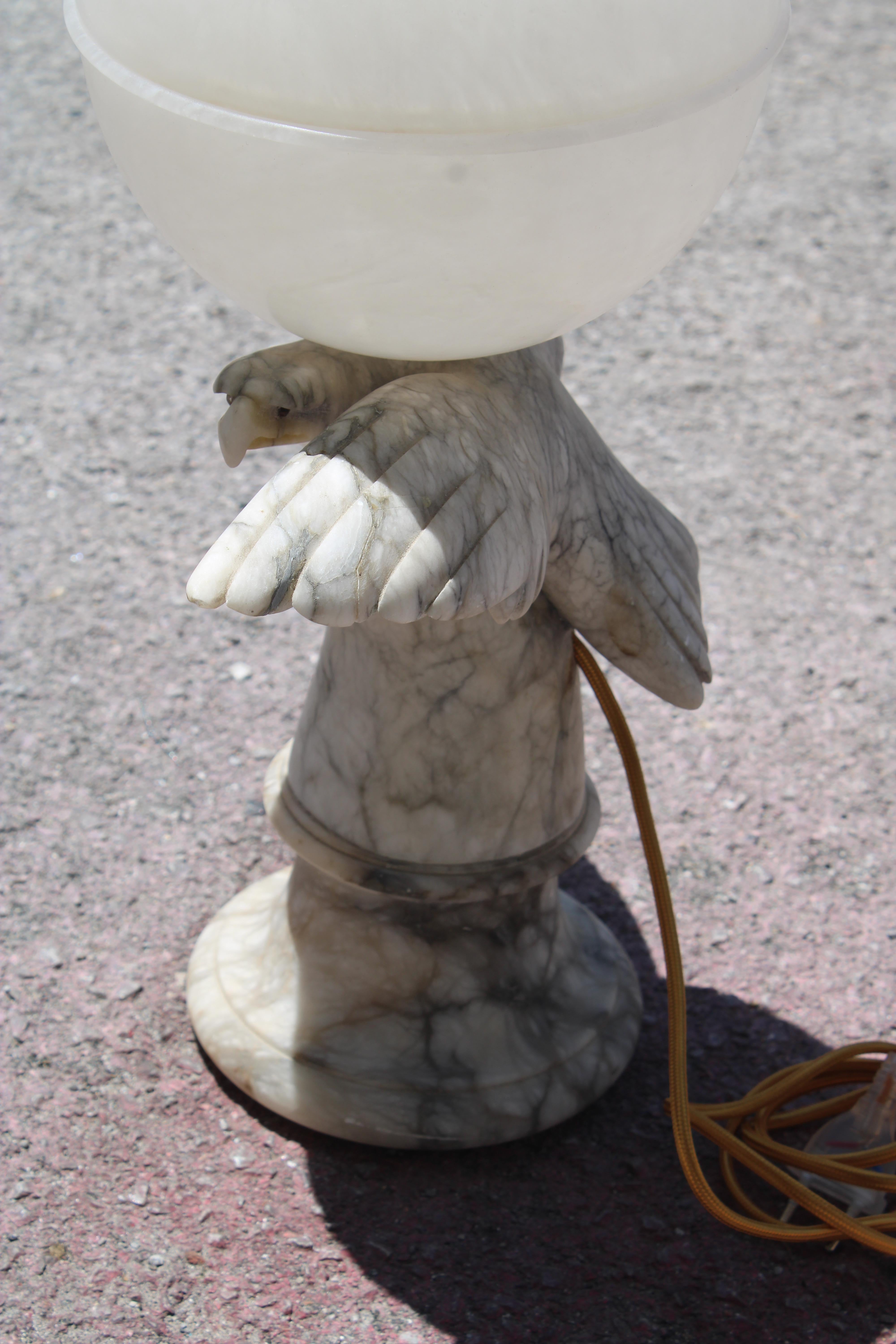 Lampe de table futuriste en albâtre avec aquila et globe 1930s en vente 10