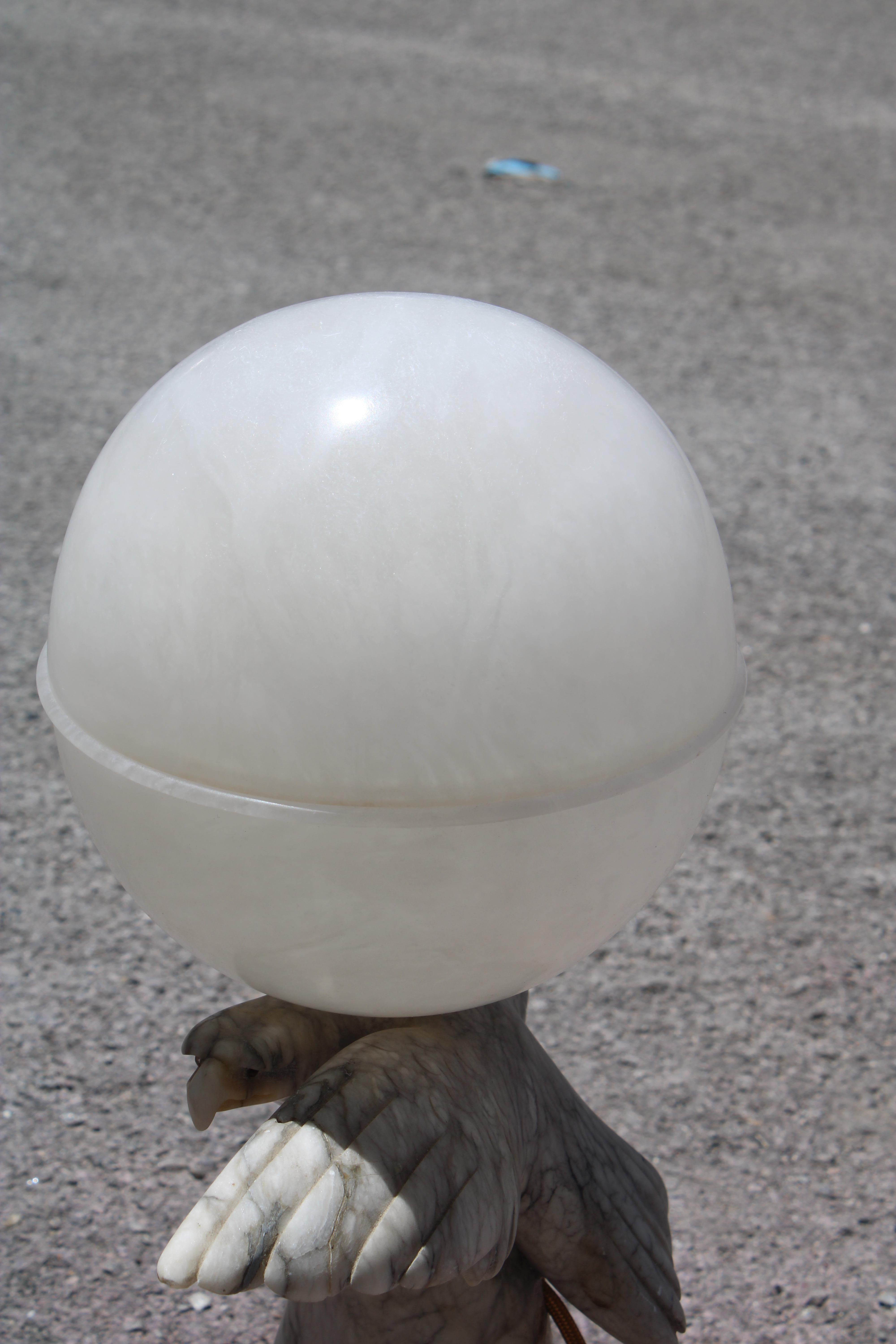 Lampe de table futuriste en albâtre avec aquila et globe 1930s en vente 11