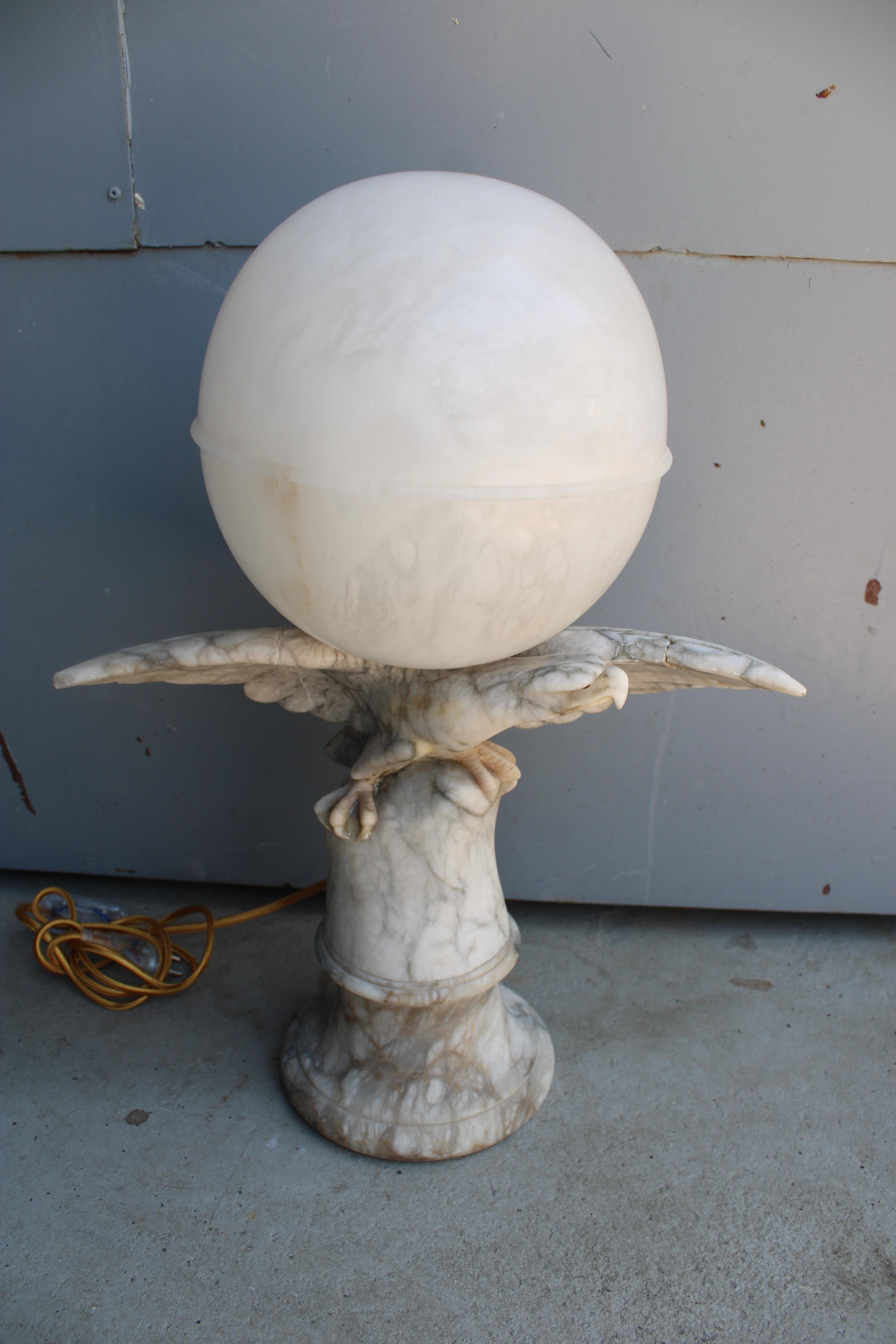 Rare lampe futuriste représentant un aigle se tenant sur sa tête  Retour du monde, en albâtre.