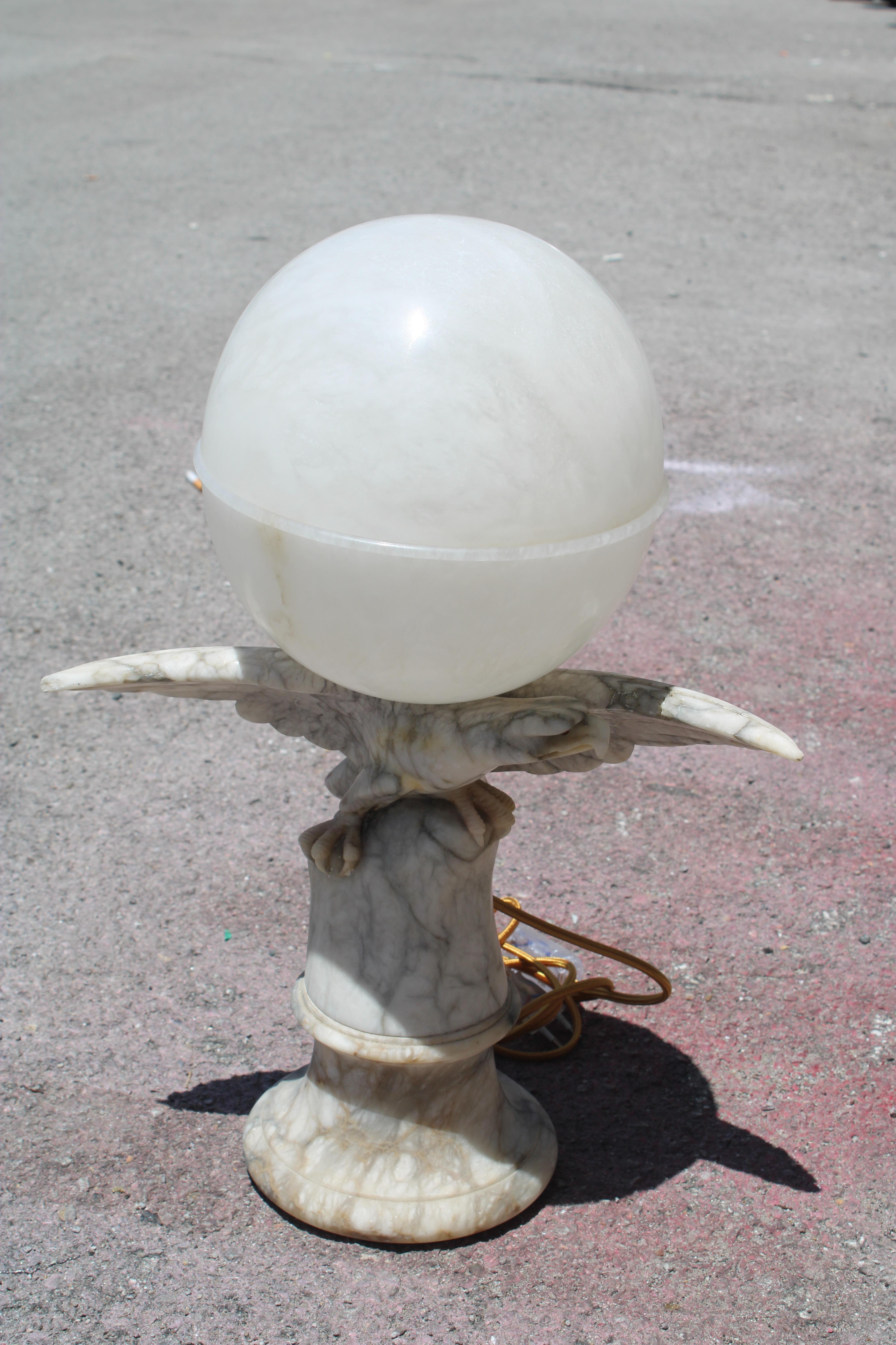 Futuriste Lampe de table futuriste en albâtre avec aquila et globe 1930s en vente