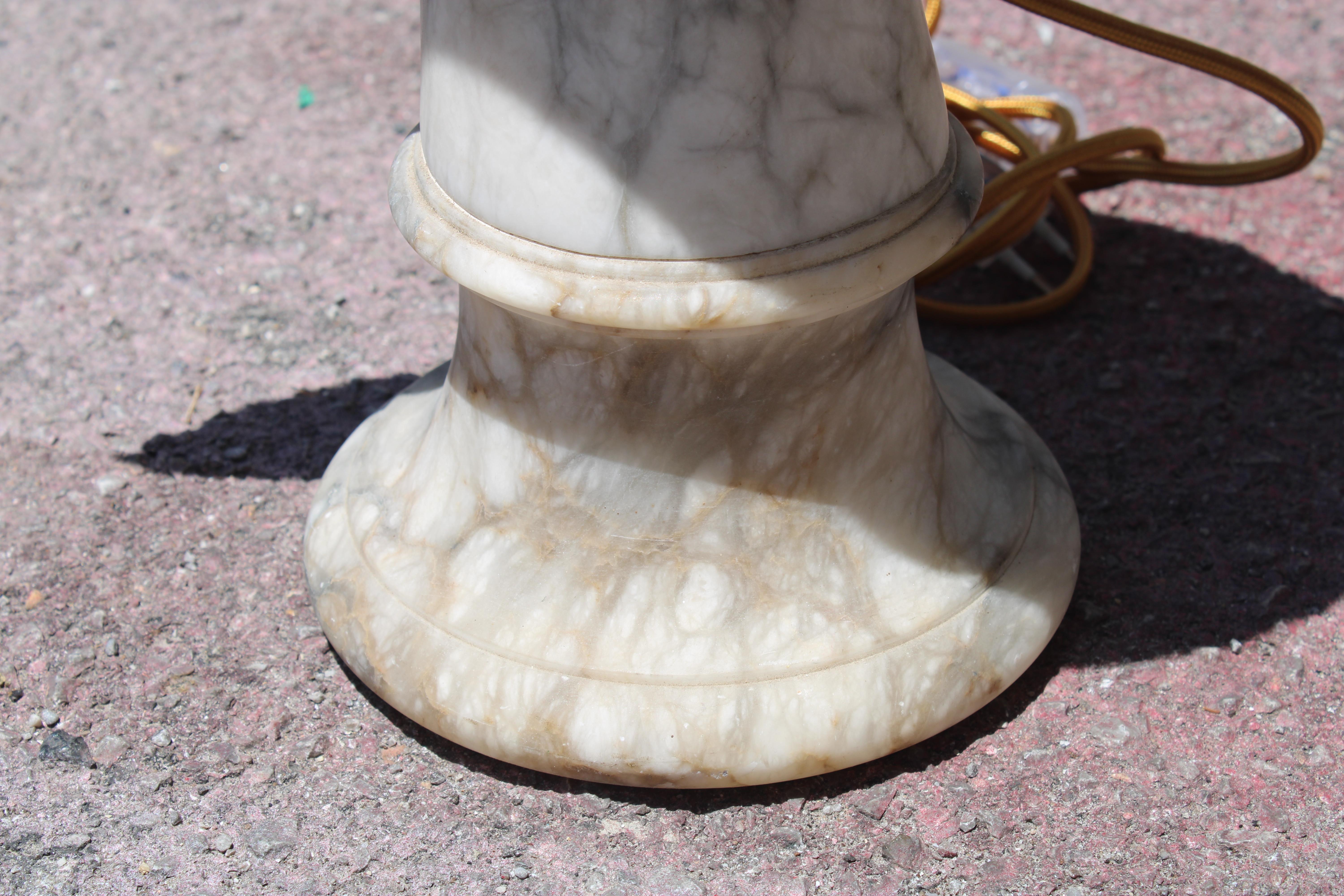 Mid-20th Century Lampe de table futuriste en albâtre avec aquila et globe 1930s en vente