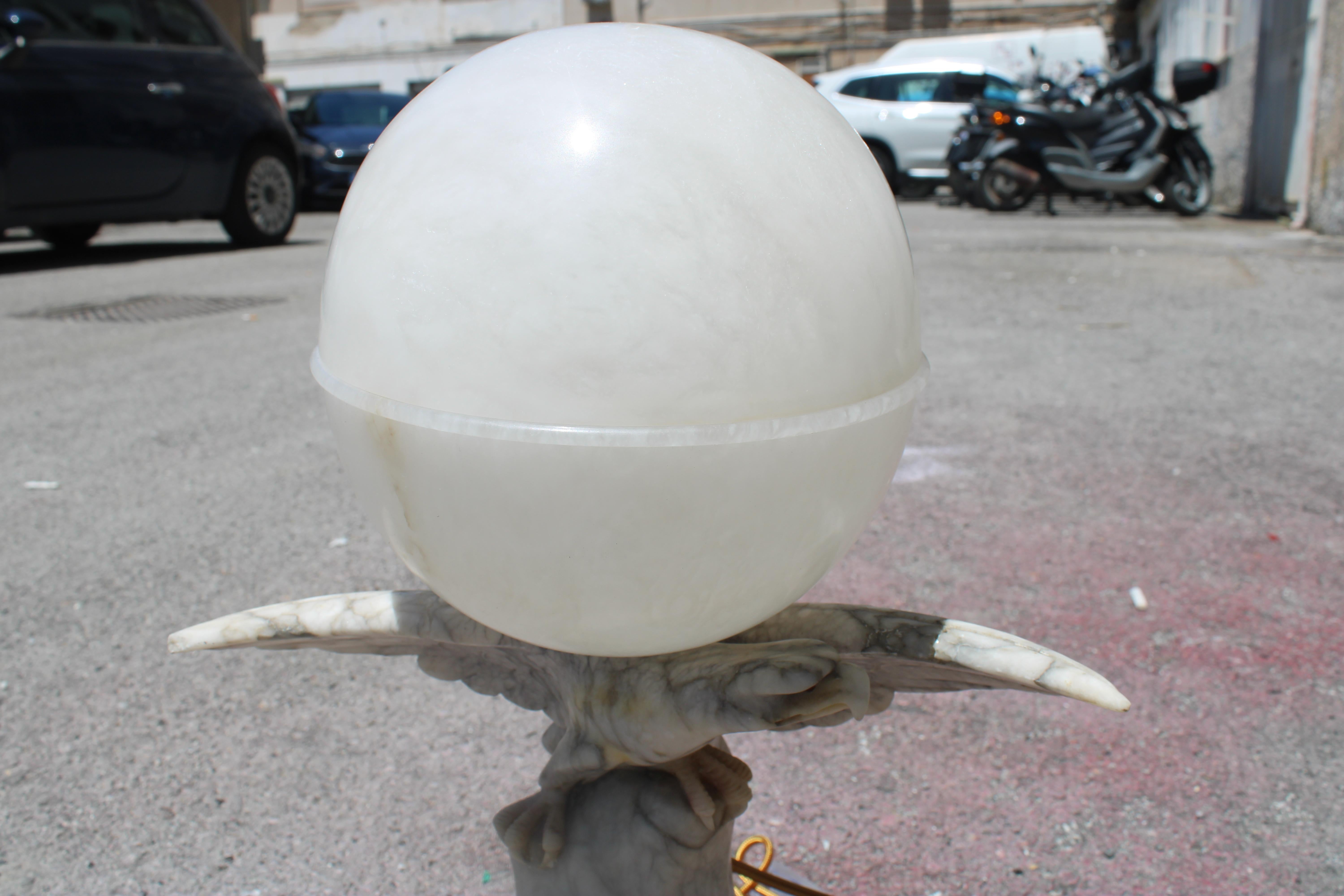 Albâtre Lampe de table futuriste en albâtre avec aquila et globe 1930s en vente