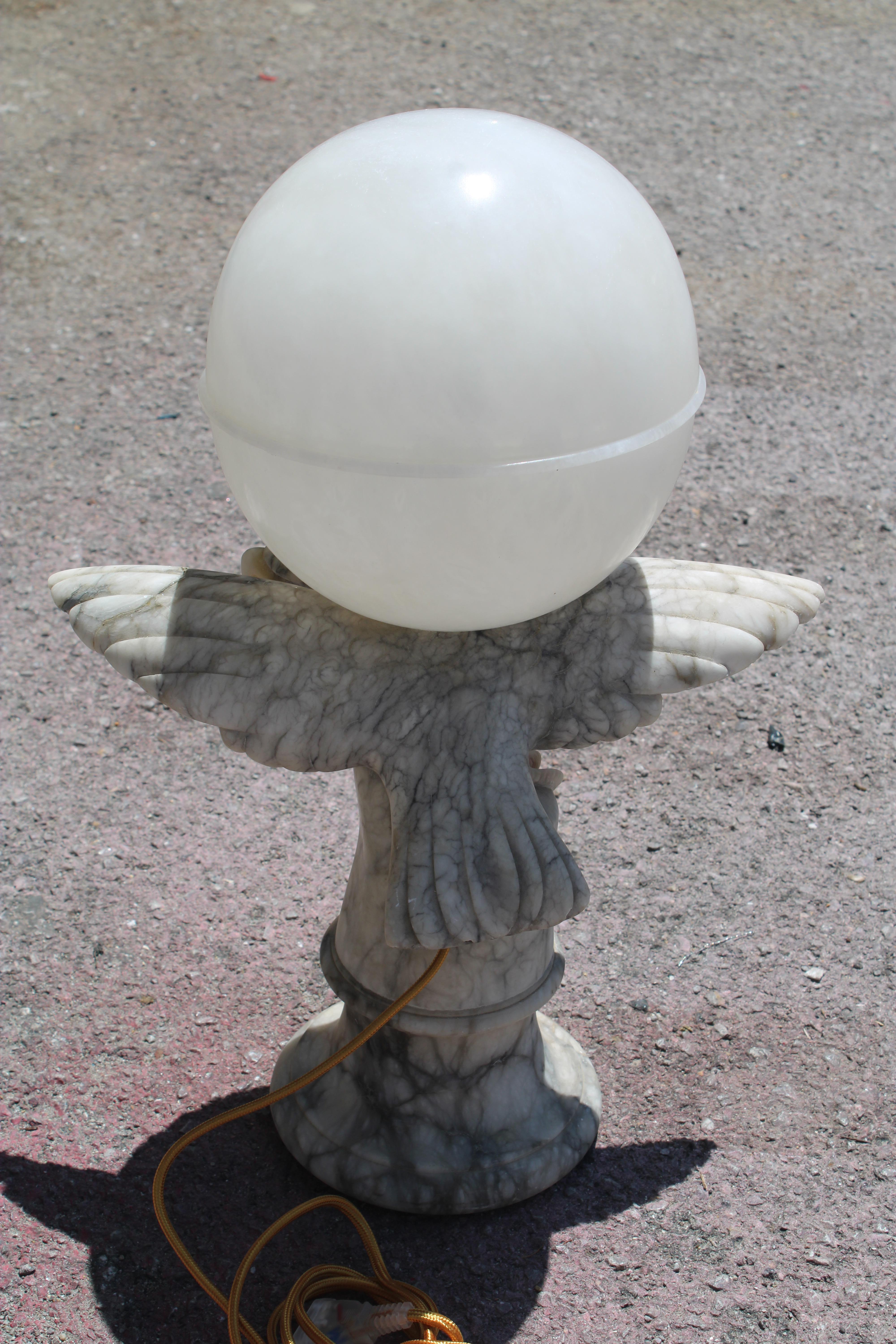 Lampe de table futuriste en albâtre avec aquila et globe 1930s en vente 2