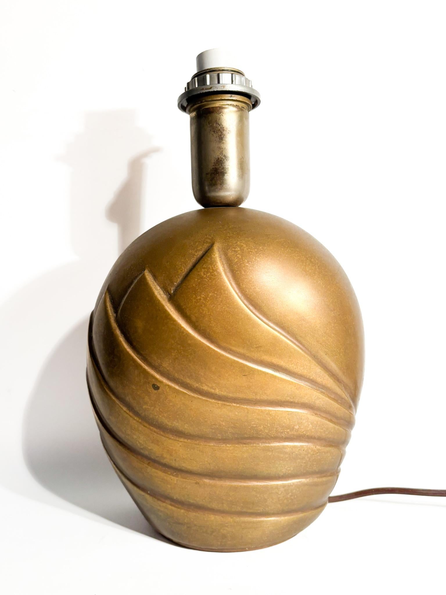 Lampada da tavolo in bronzo realizzata da Esa Fedrigolli negli anni '70

Ø cm 33 Ø cm 19 h cm 12

Esa Fedrigolli è un artista italiano del dopoguerra e contemporaneo, nato nel 1950. È noto per le sue sculture e oggetti di design, in particolare