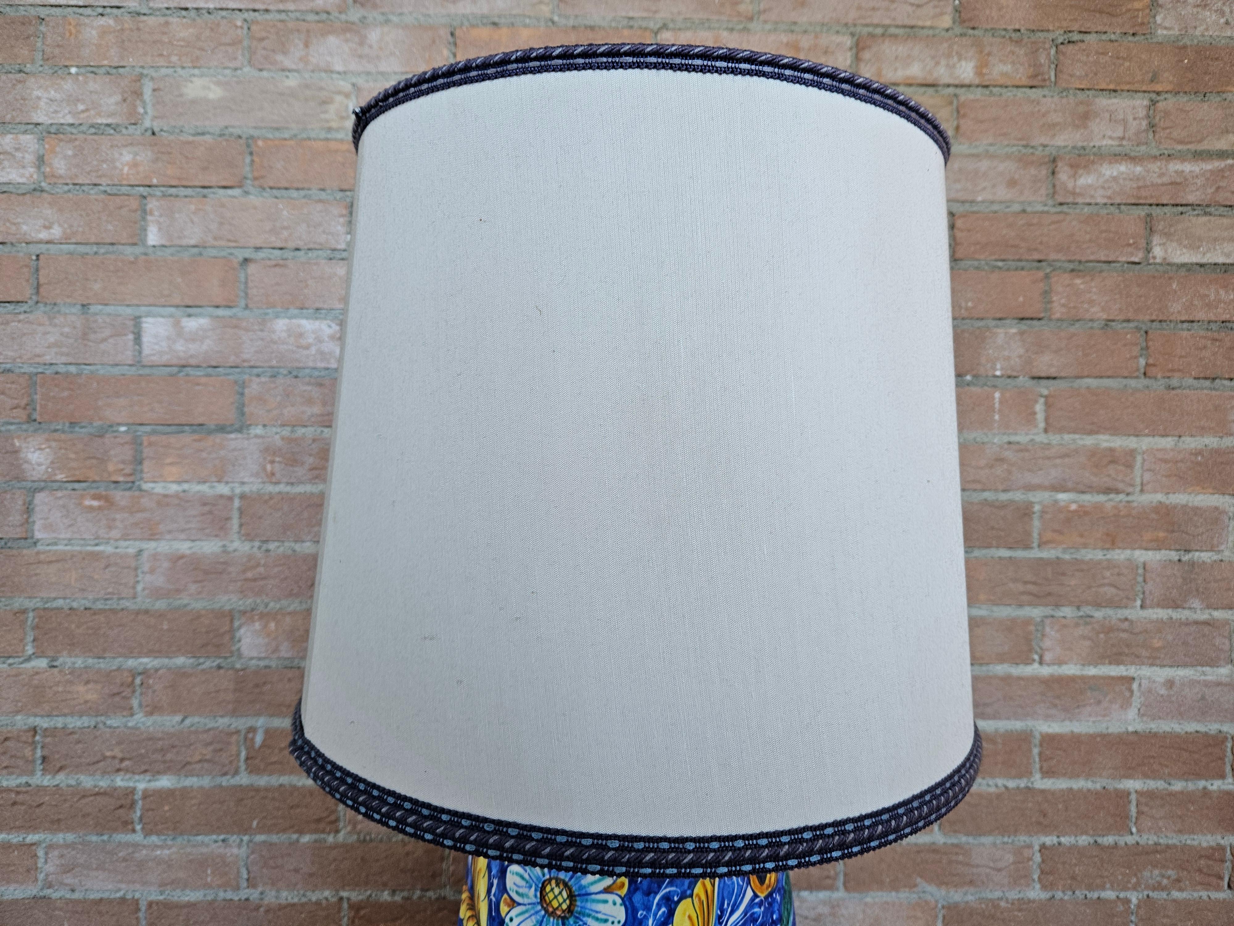 Painted ceramic table lamp with fabric shade In Good Condition For Sale In Premariacco, IT
