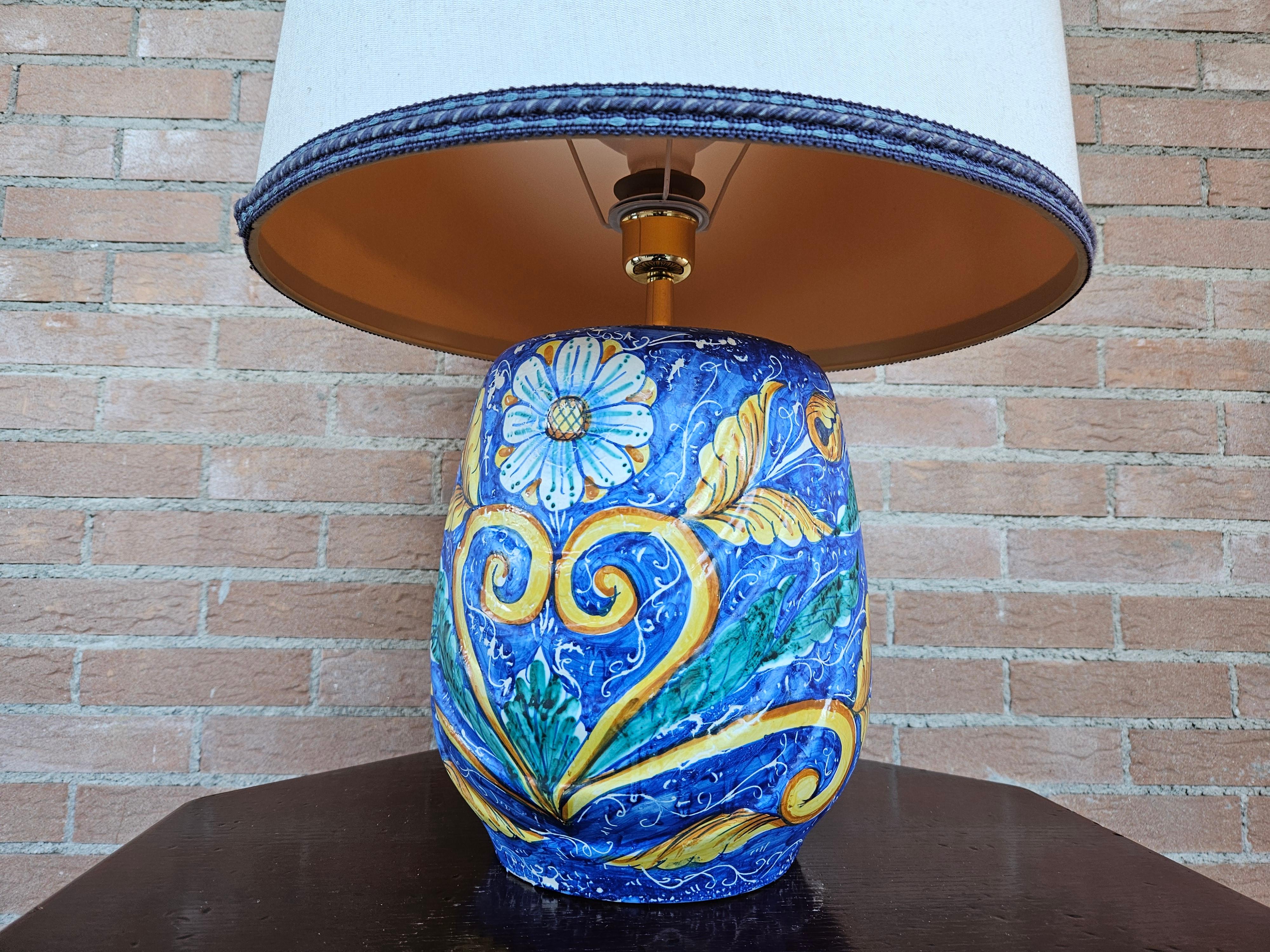 Late 20th Century Painted ceramic table lamp with fabric shade For Sale