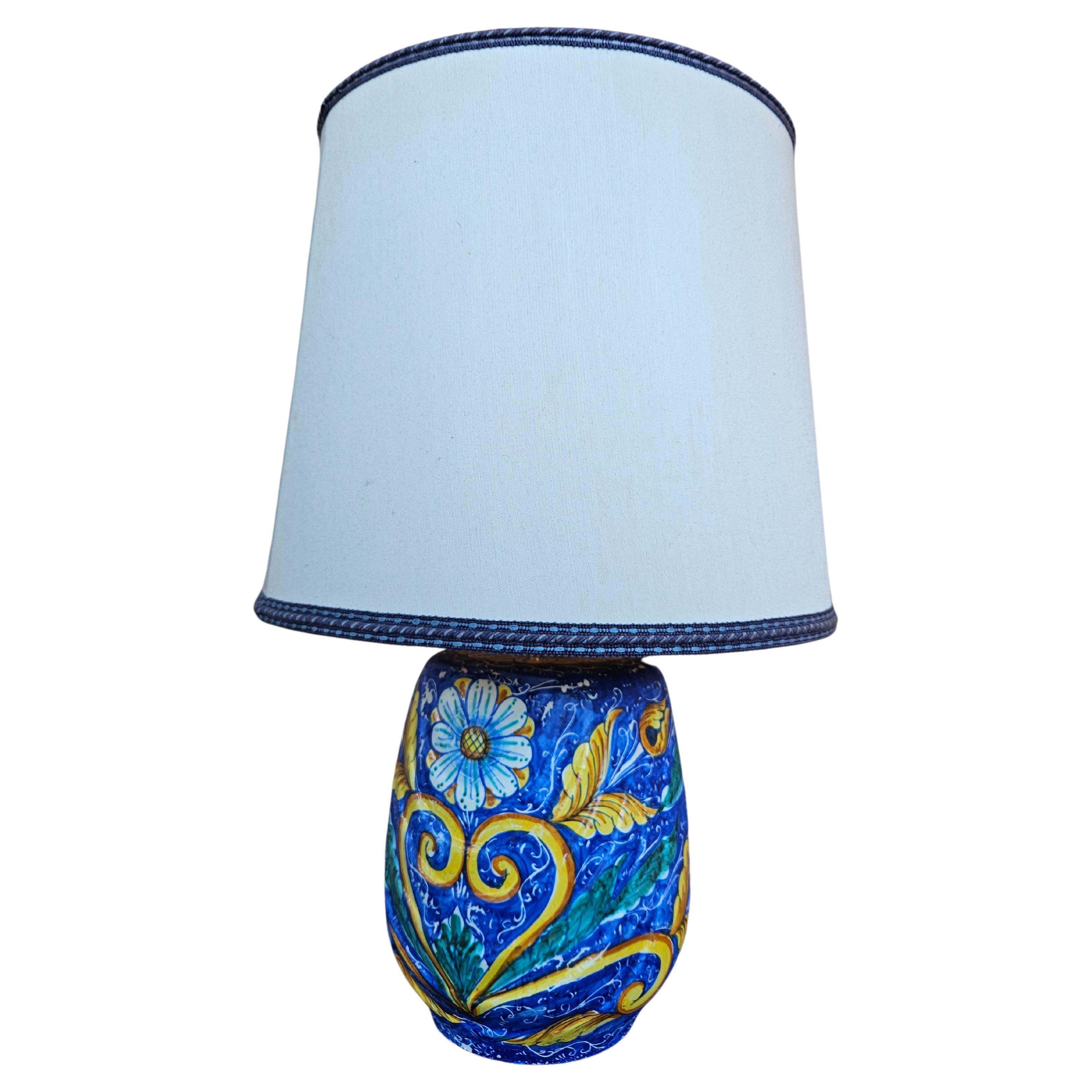 Bemalte Keramik-Tischlampe mit Stoffschirm im Angebot