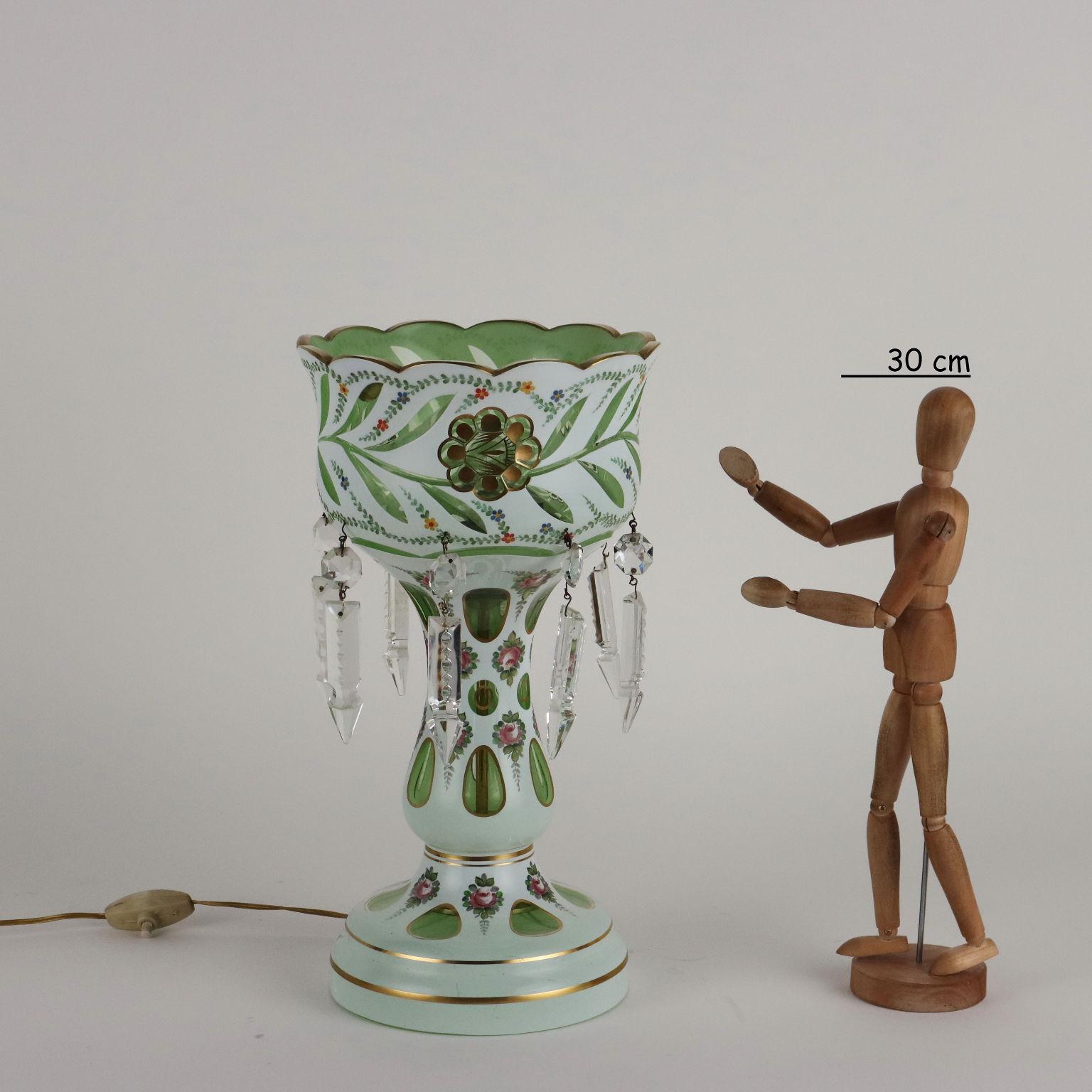 Lampe aus milchigem und grünem Kristall mit Golddekor und polychromen Pflanzenmotiven. An der oberen Schale hängen Tropfen in farblosem Kristall.