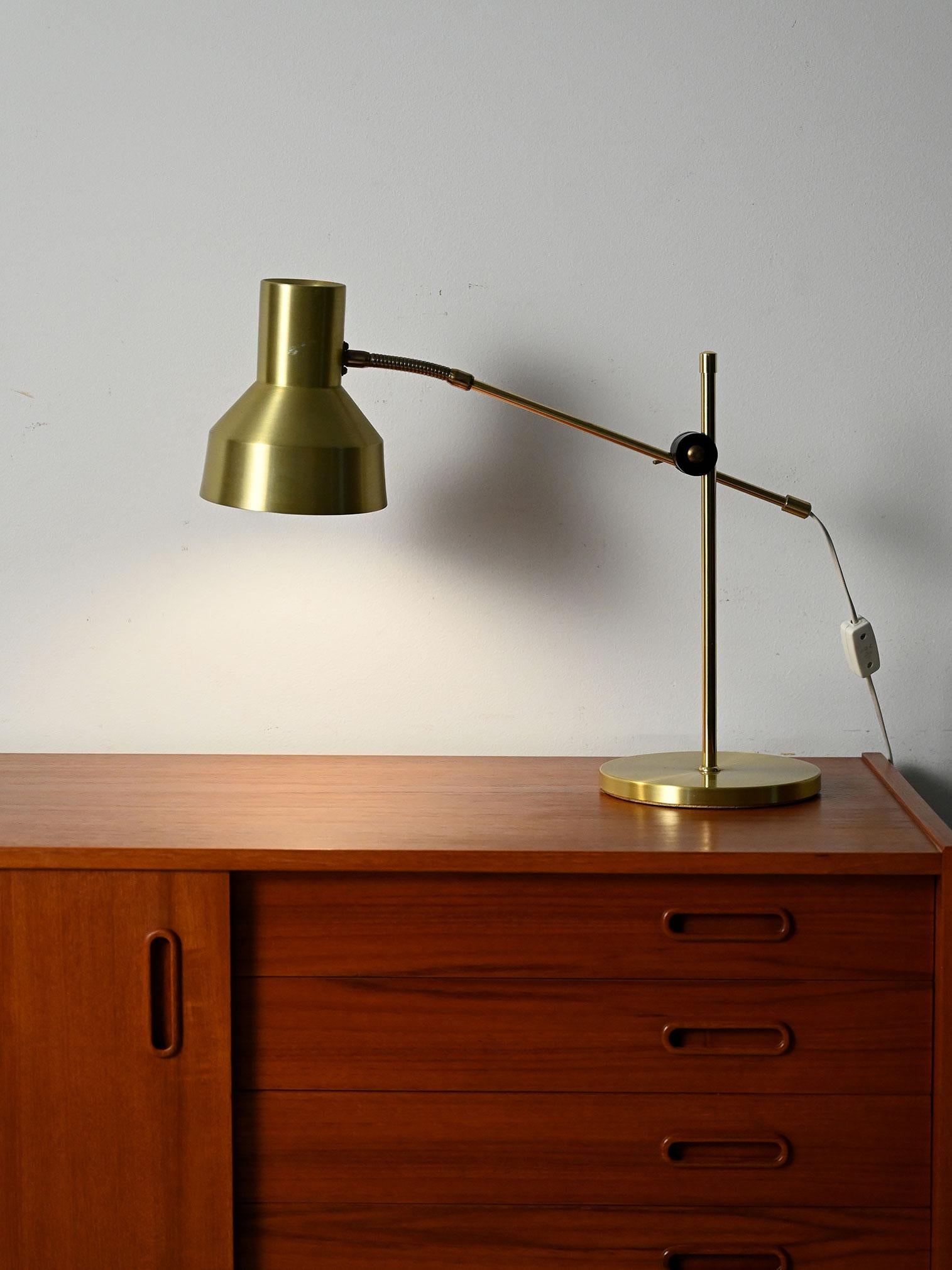 Lampada da tavolo scandinava in metallo color oro con braccio regolabile e diffusore orientabile.

Lampada da tavolo scandinava attribuita a EWÅ, Värnamo, databile agli anni '60. Gestell aus Metall mit satinierter Oberfläche: Sockel aus Stahlblech,