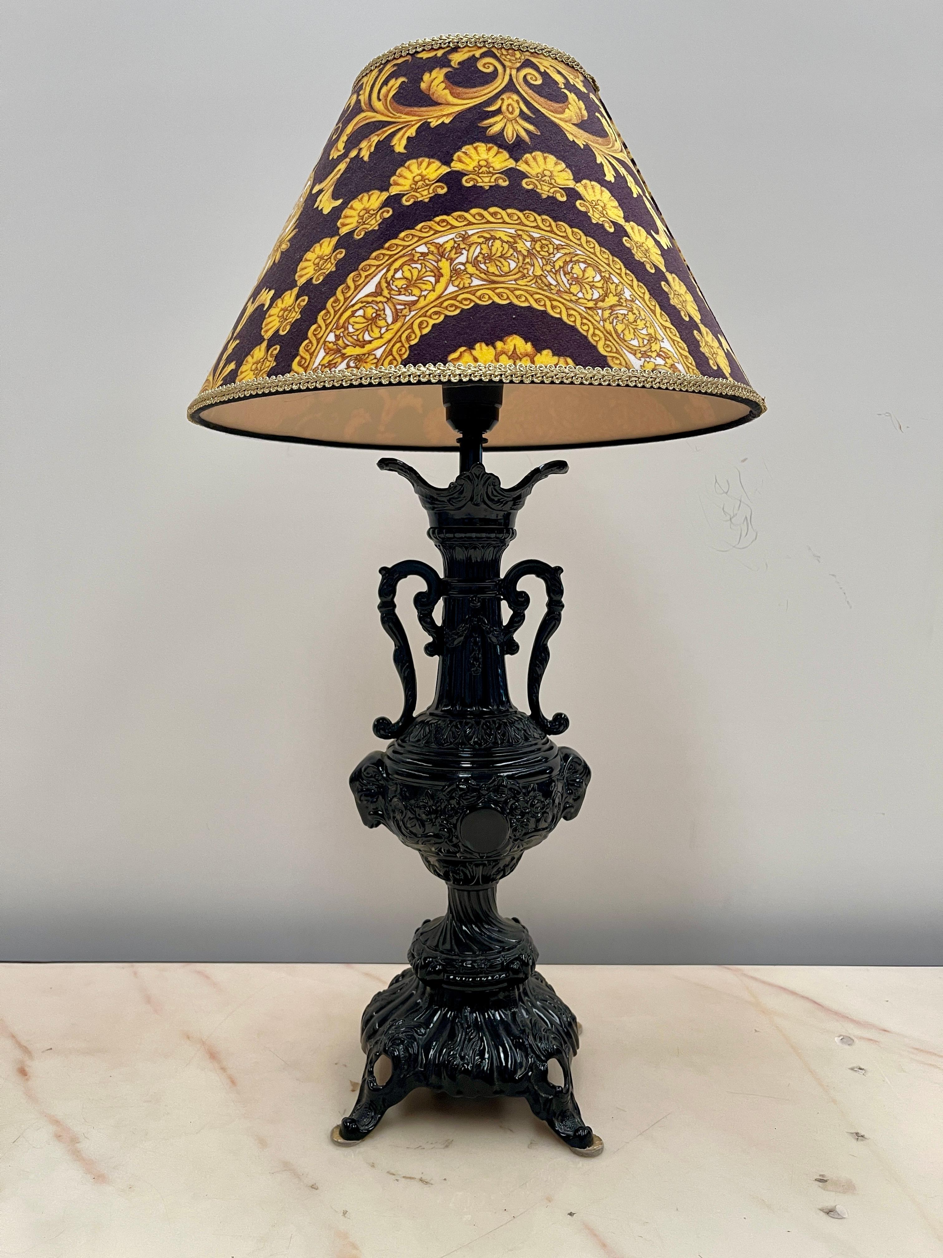 Italian Lampada da tavolo in ghisa con paralume decorativo in stile Barocco, XX secolo in vendita