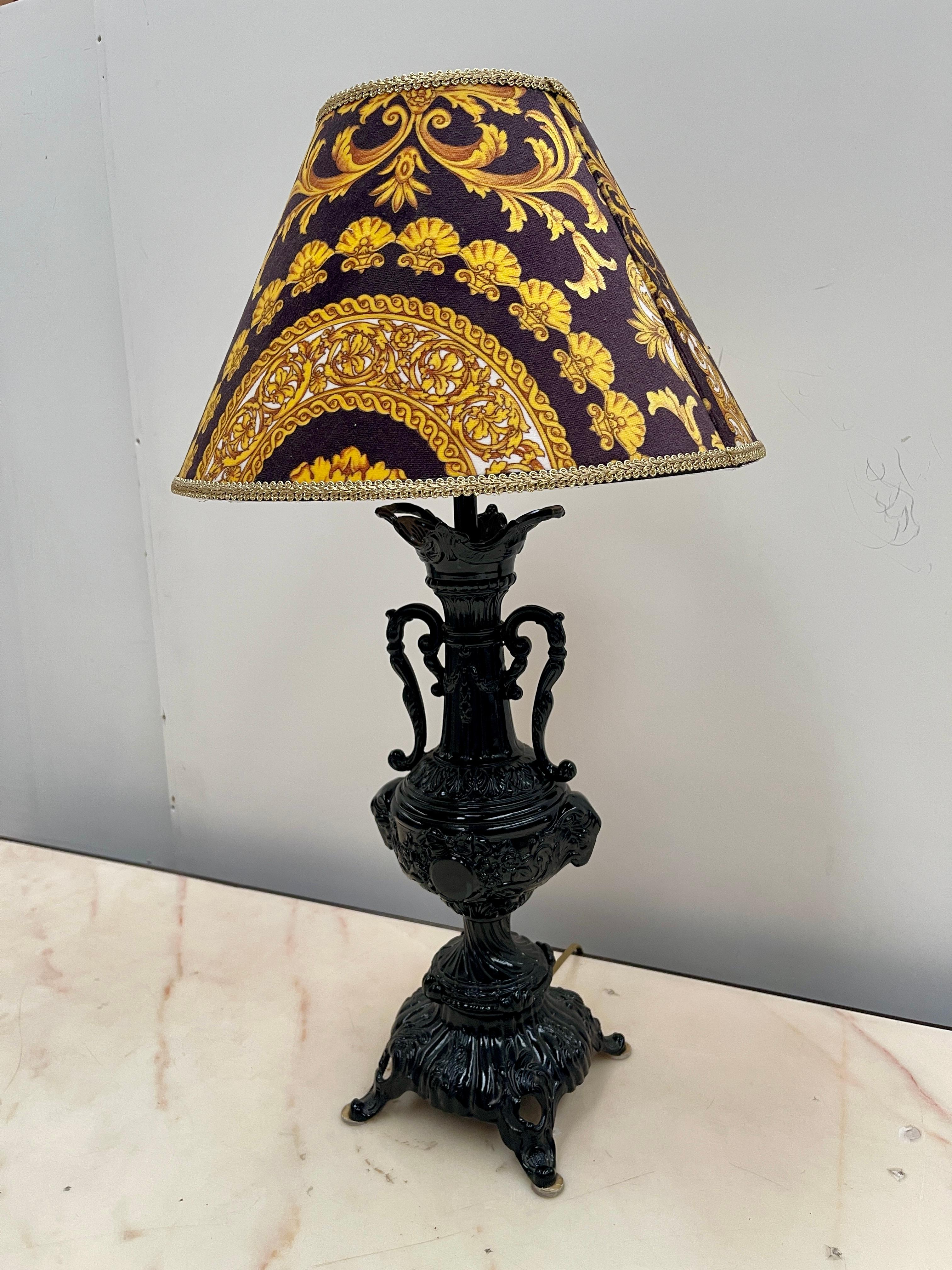 Fatto a mano Lampada da tavolo in ghisa con paralume decorativo in stile Barocco, XX secolo in vendita