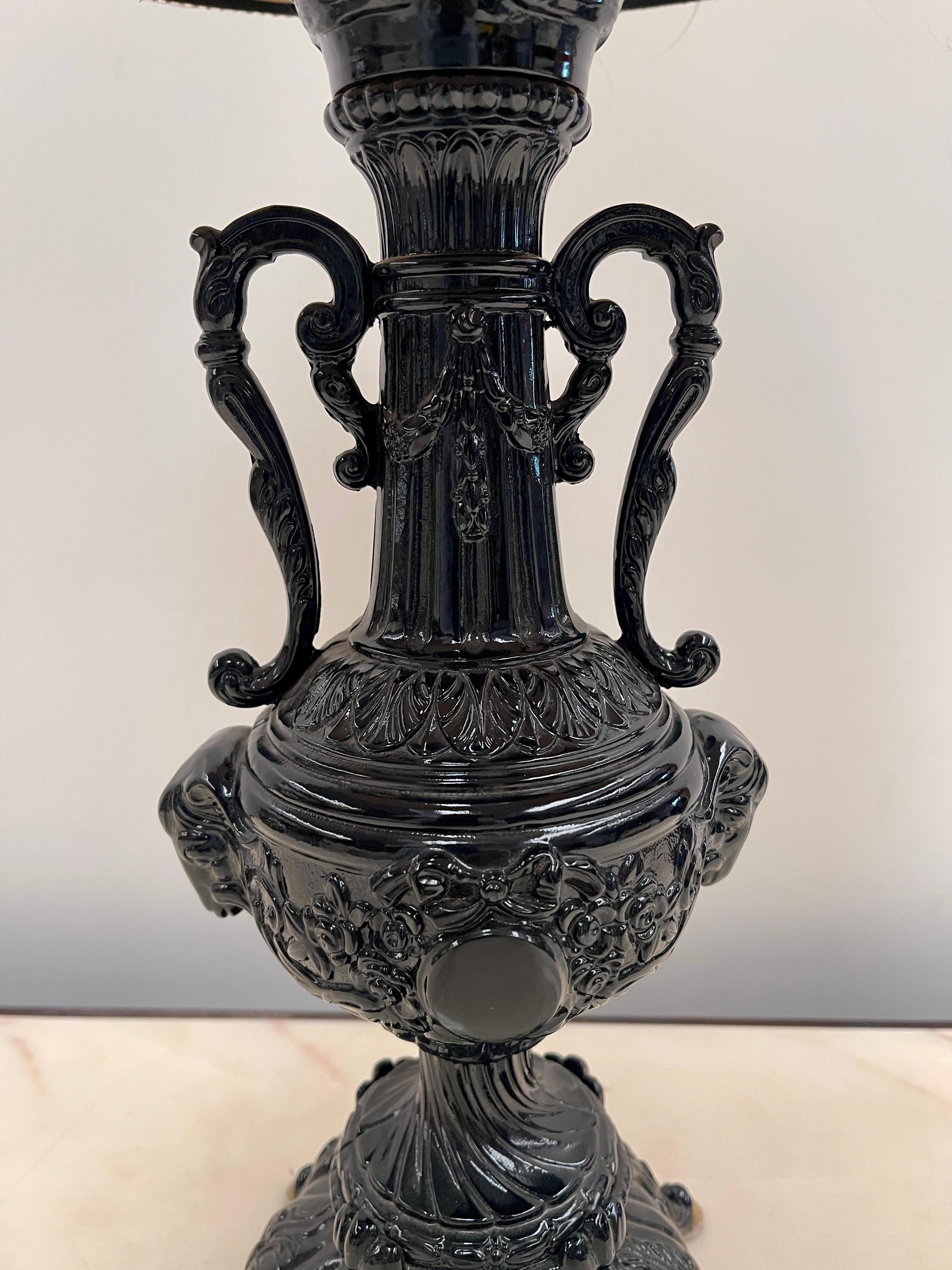 Lampada da tavolo in ghisa con paralume decorativo in stile Barocco, XX secolo In condizioni ottime in vendita a Cantù, IT