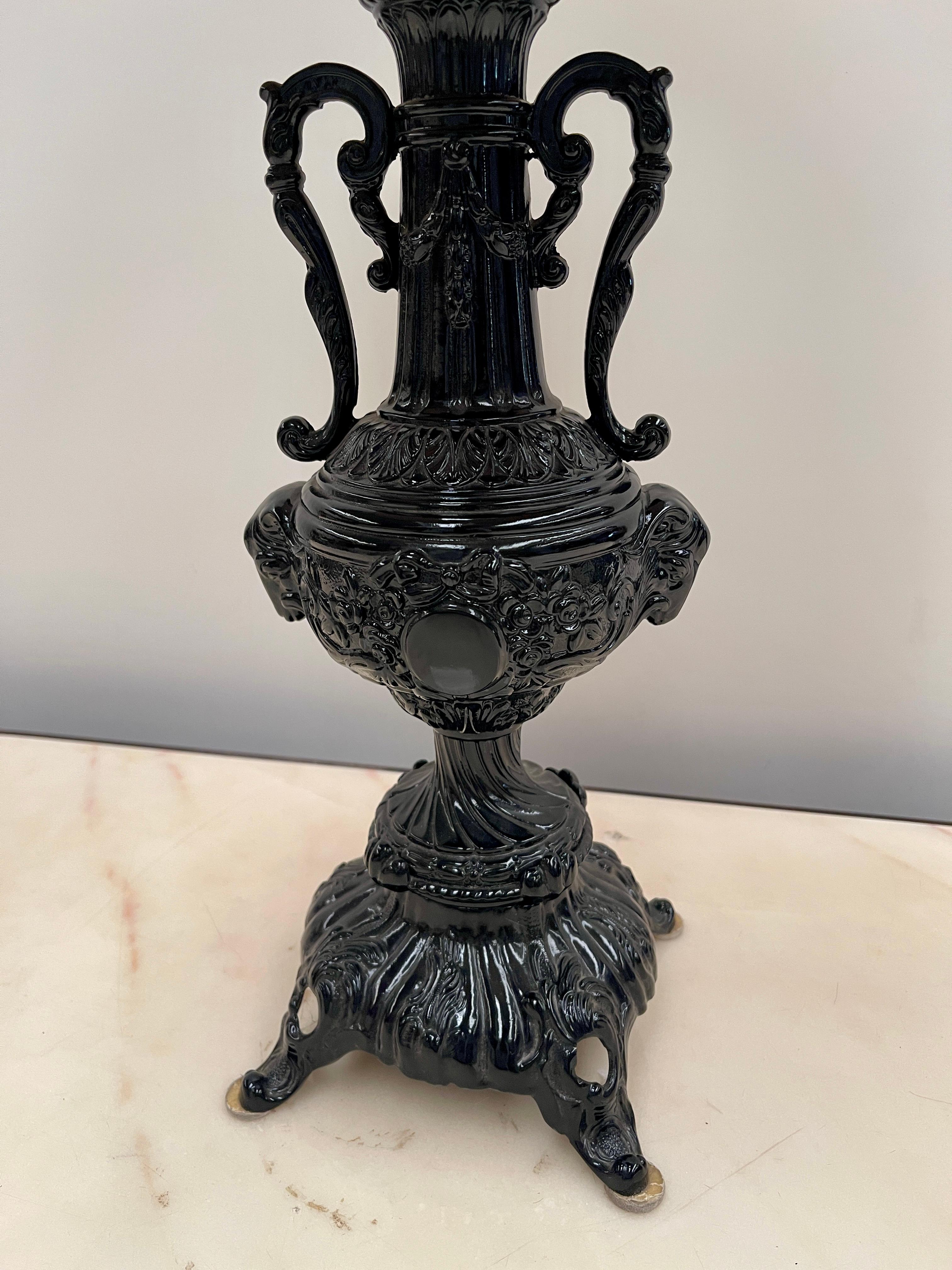 Bronzo Lampada da tavolo in ghisa con paralume decorativo in stile Barocco, XX secolo in vendita