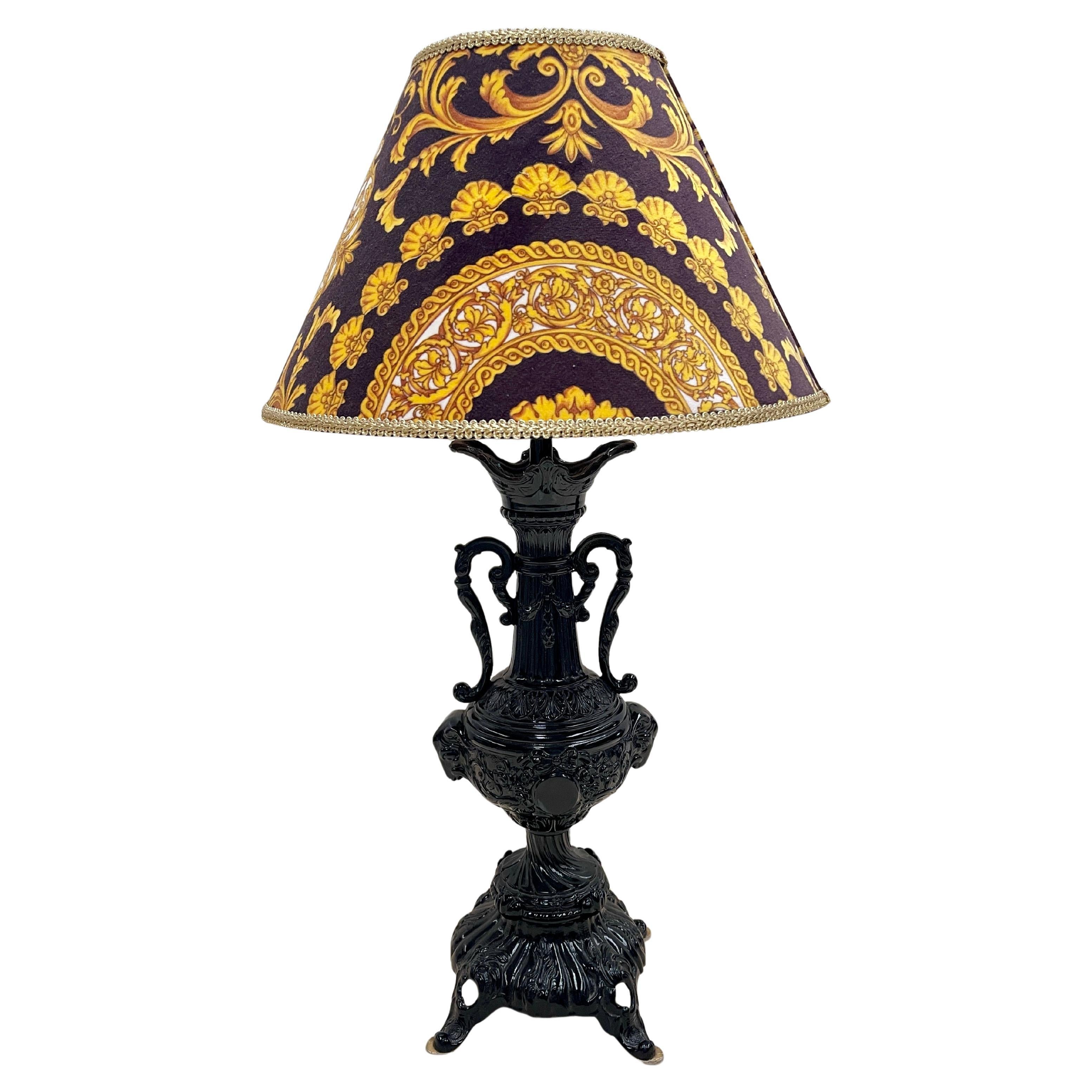 Lampada da tavolo in ghisa con paralume decorativo in stile Barocco, XX secolo in vendita