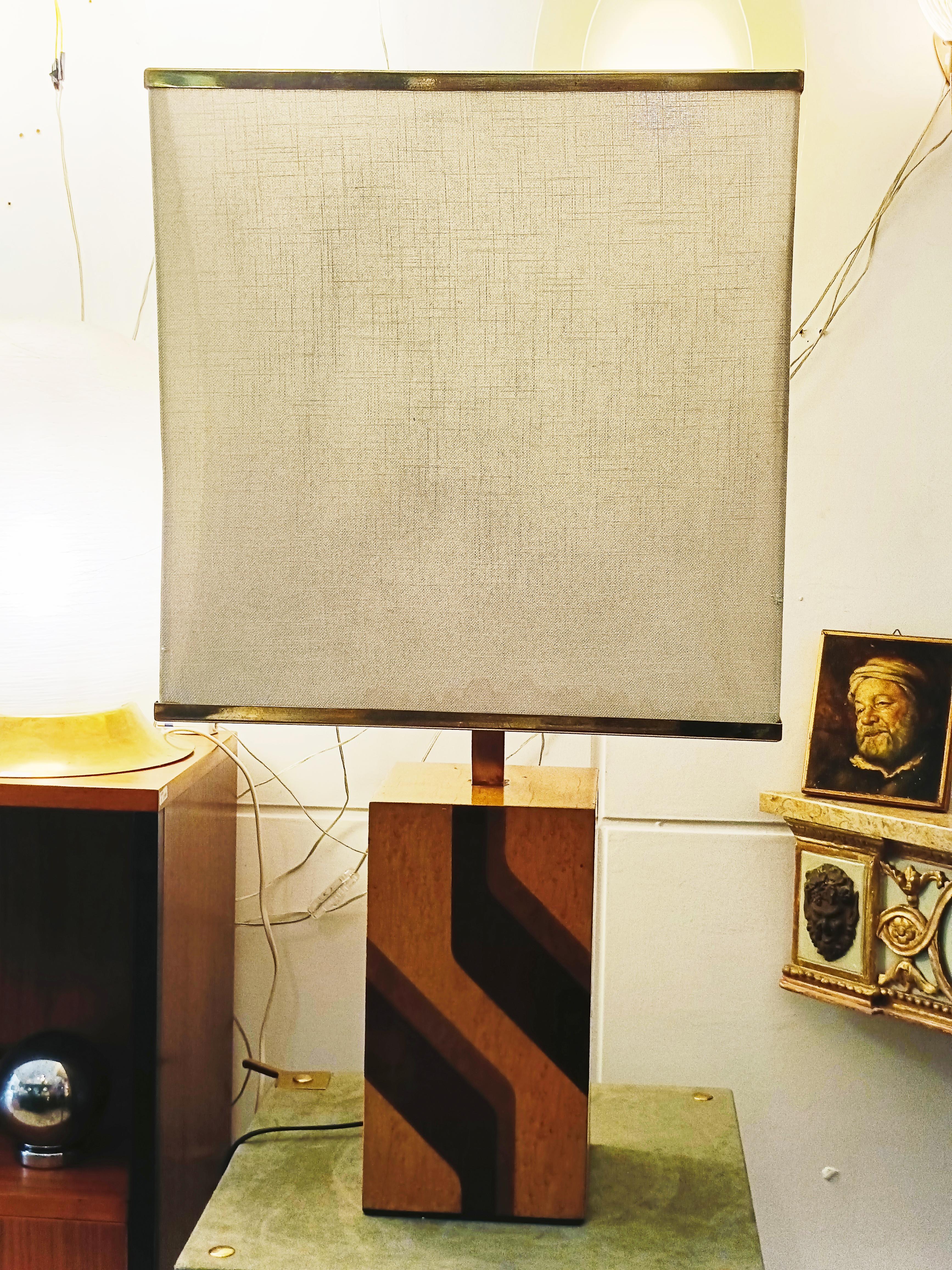 Lampada da tavolo in stile Hollywood Regency vintage, manifattura italiana, anni ‘70. Paralume in tessuto con profili in ottone. Condizioni ottime, coerenti con l'età e l'uso. Questa lampada è un esempio perfetto della qualità della manifattura