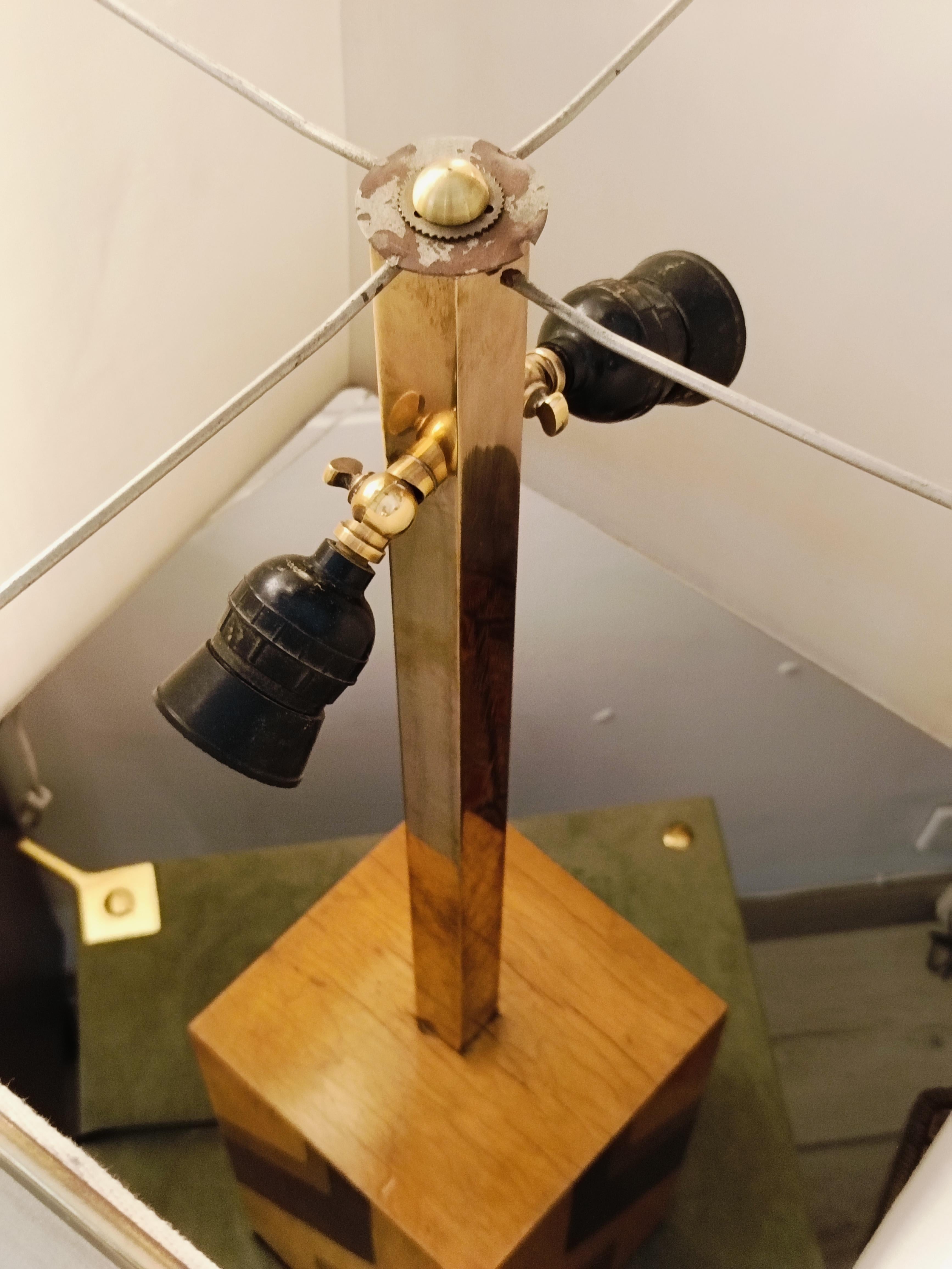 Lampada da Tavolo in Legno e Ottone, Italia 1970s In Good Condition For Sale In Naples, IT