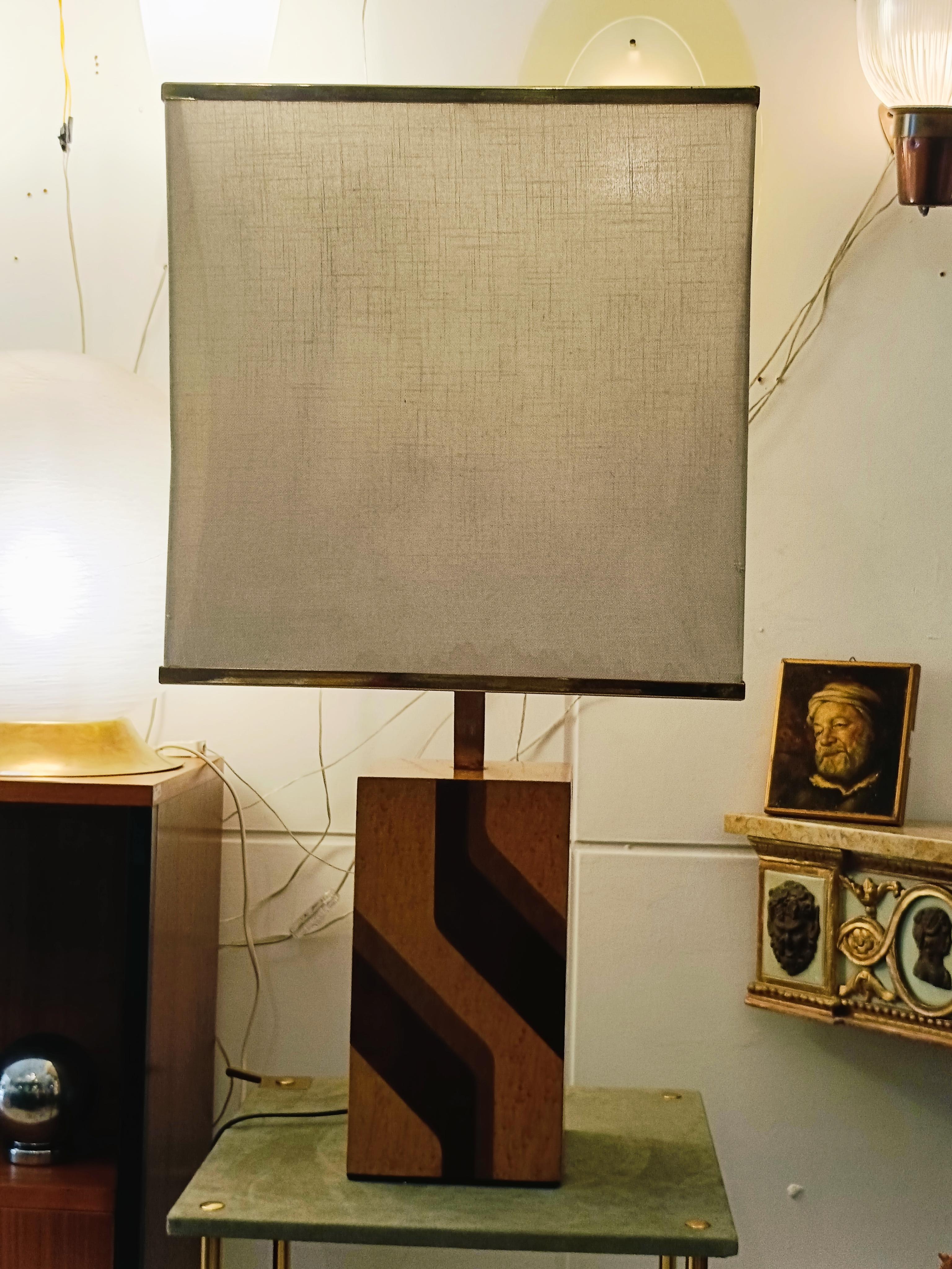 Late 20th Century Lampada da Tavolo in Legno e Ottone, Italia 1970s For Sale