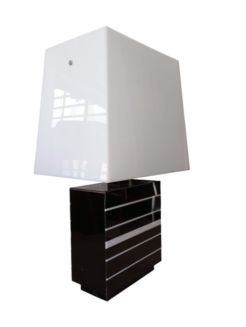 Lampada da tavolo in lucite anni’70. Italia. In condizioni buone in vendita a Firenze, FI