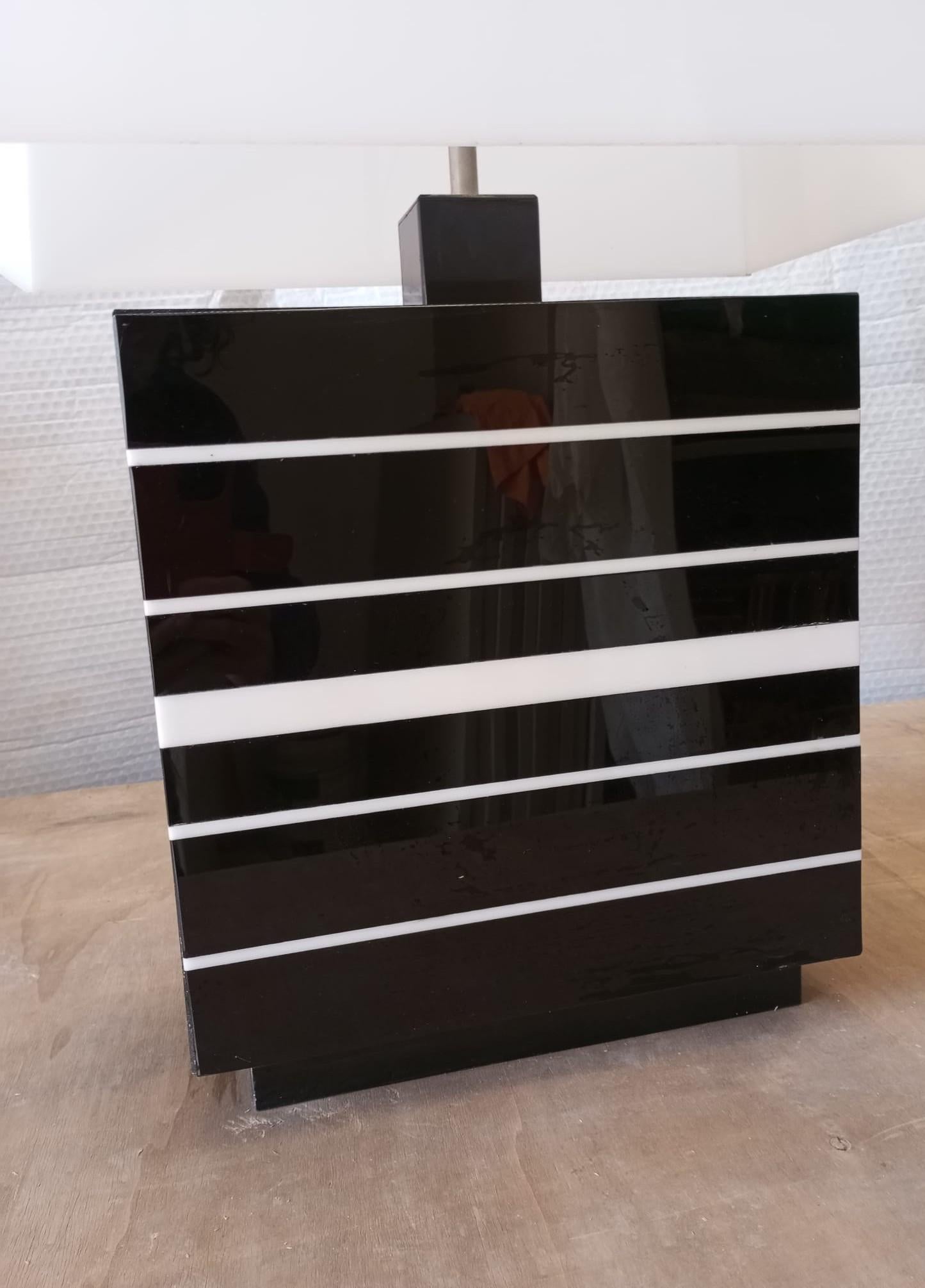 Lampada da tavolo in lucite anni’70. Italia. in vendita 1