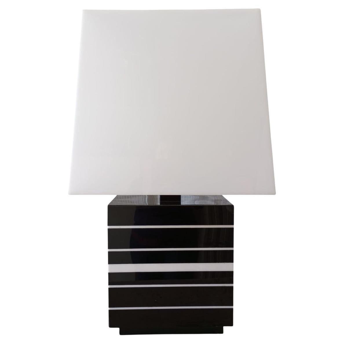 Lampada da tavolo in lucite anni’70. Italia. in vendita