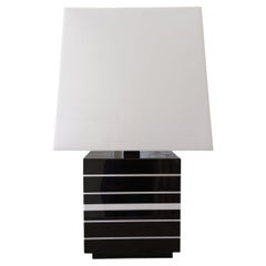 Lampada da tavolo in lucite anni’70. Italia.
