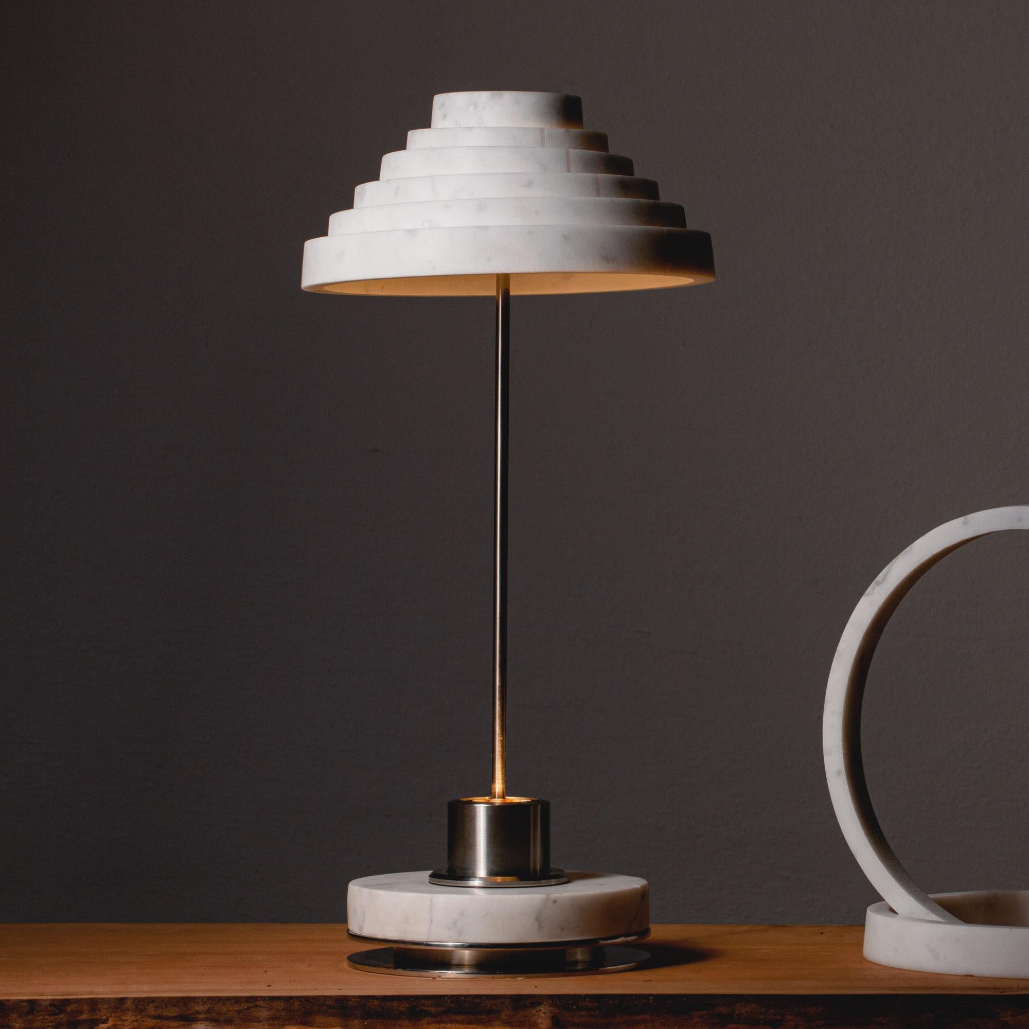 Lampada da tavolo in marmo bianco Carrara e acciaio In condizioni Nuovo in vendita a Lucca, LU