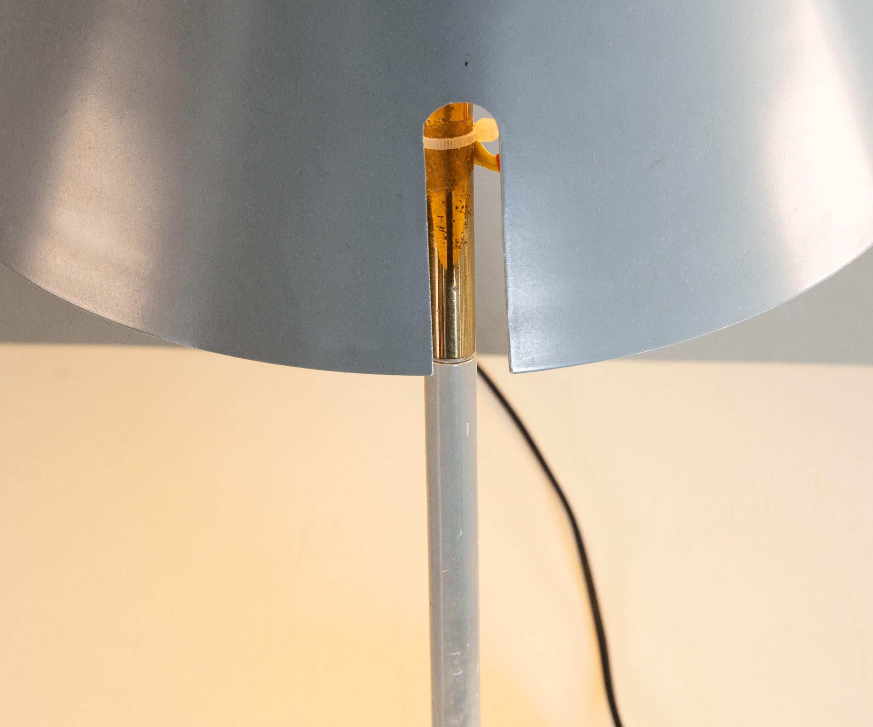 Lámpara de sobremesa de mármol, latón y metal, Stilux, Italia, 1960. La base circular de mármol blanco tiene un interruptor integrado. El vástago de latón con detalles lacados en negro soporta una pantalla de metal negro. Un difusor de plexiglás en