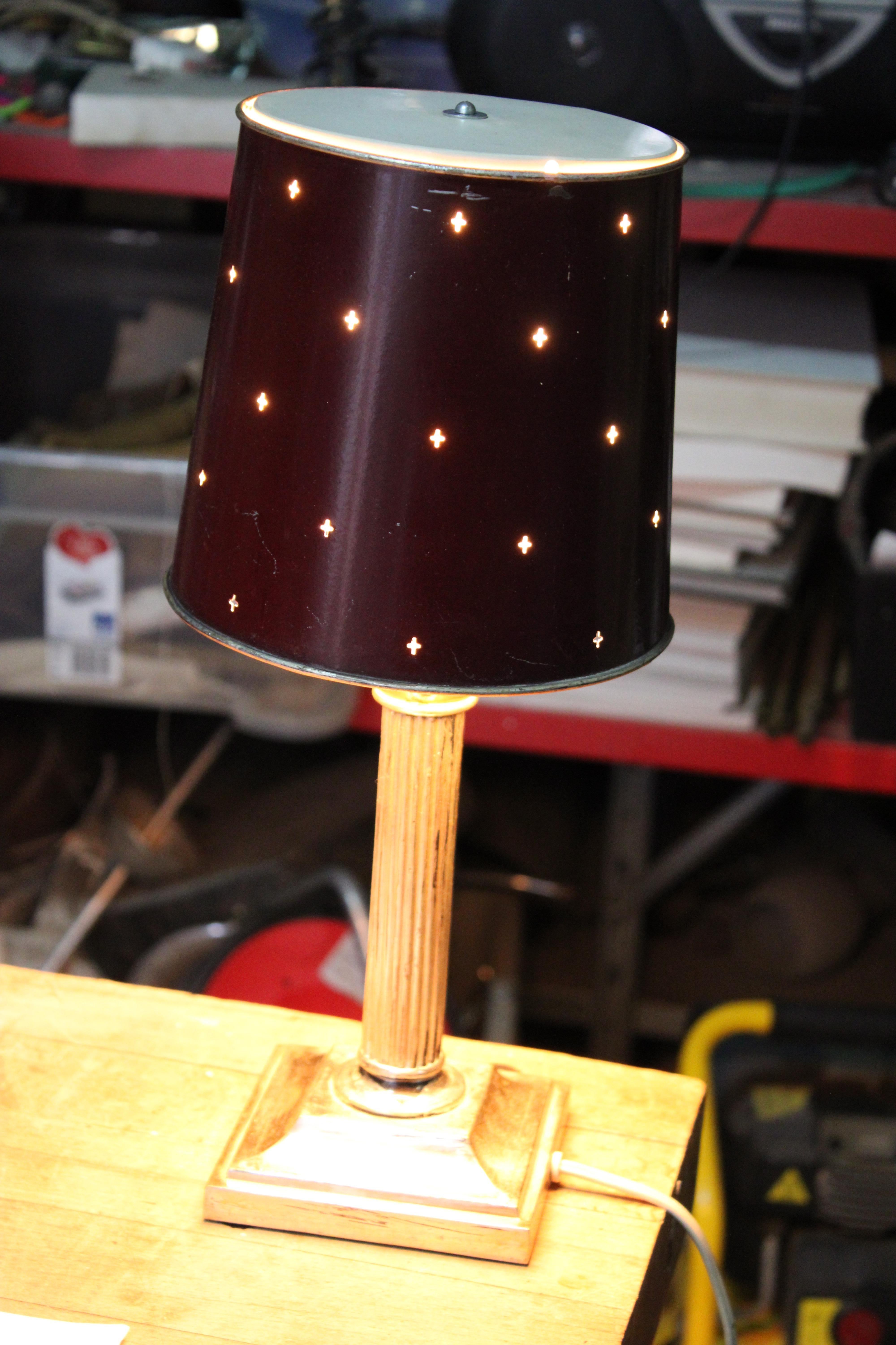Belle lampe de table en métal argenté et dôme en métal perforé.