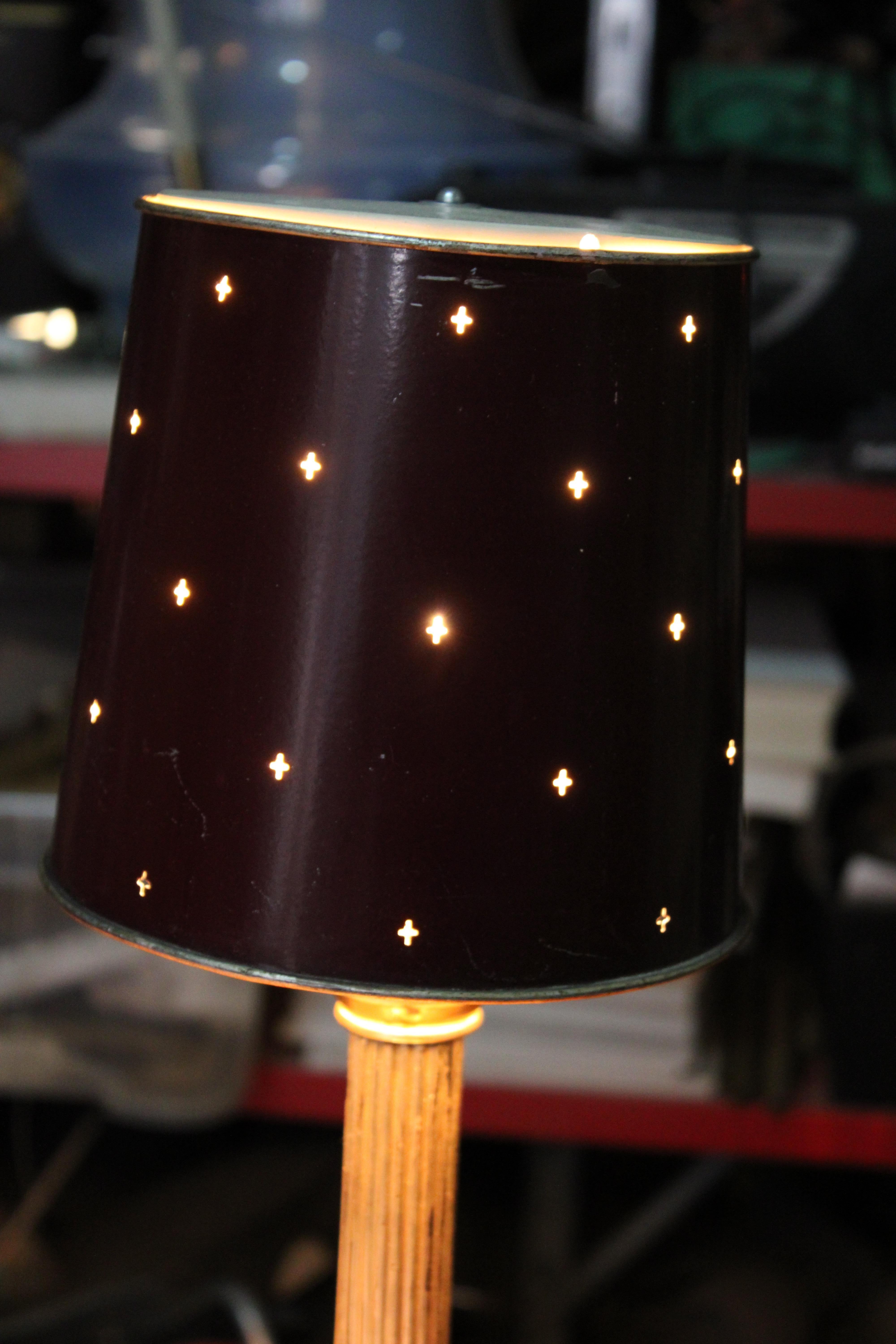 Mid-Century Modern Lampe de table en métal argenté avec dôme en métal perforé Arredoluce en vente