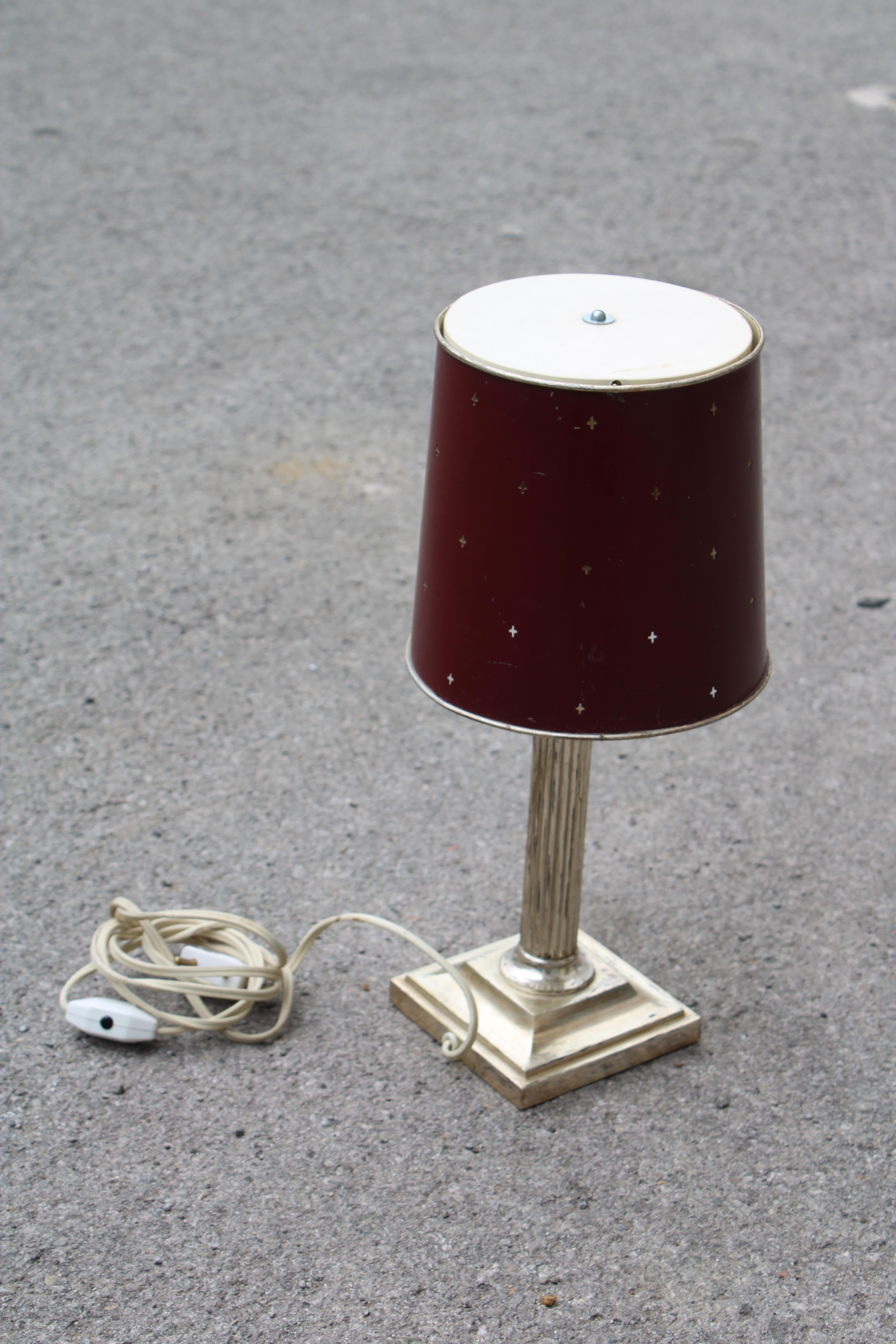 Italian Lampe de table en métal argenté avec dôme en métal perforé Arredoluce en vente