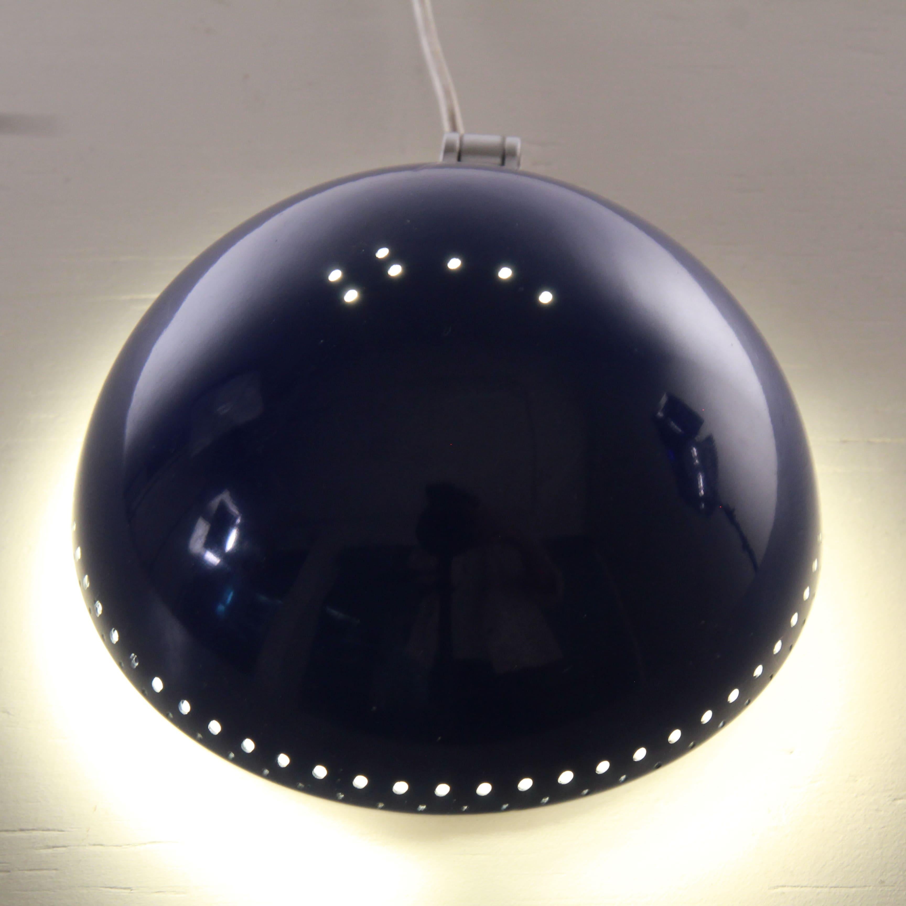 La lampe de table *Candle* de 1970 allie fonctionnalité et design grâce à son mécanisme à clic unique, qui permet d'allumer et d'éteindre la lumière de manière intuitive. Le capuchon métallique, conçu pour tourner, se soulève et s'abaisse pour