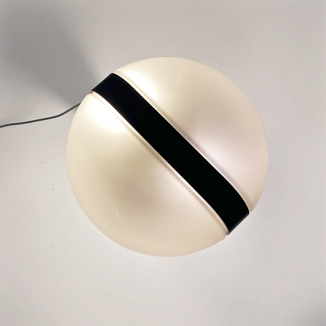 Late 20th Century Lampada da tavolo in metallo marrone e plastica bianca, italiana moderna, 1970s For Sale
