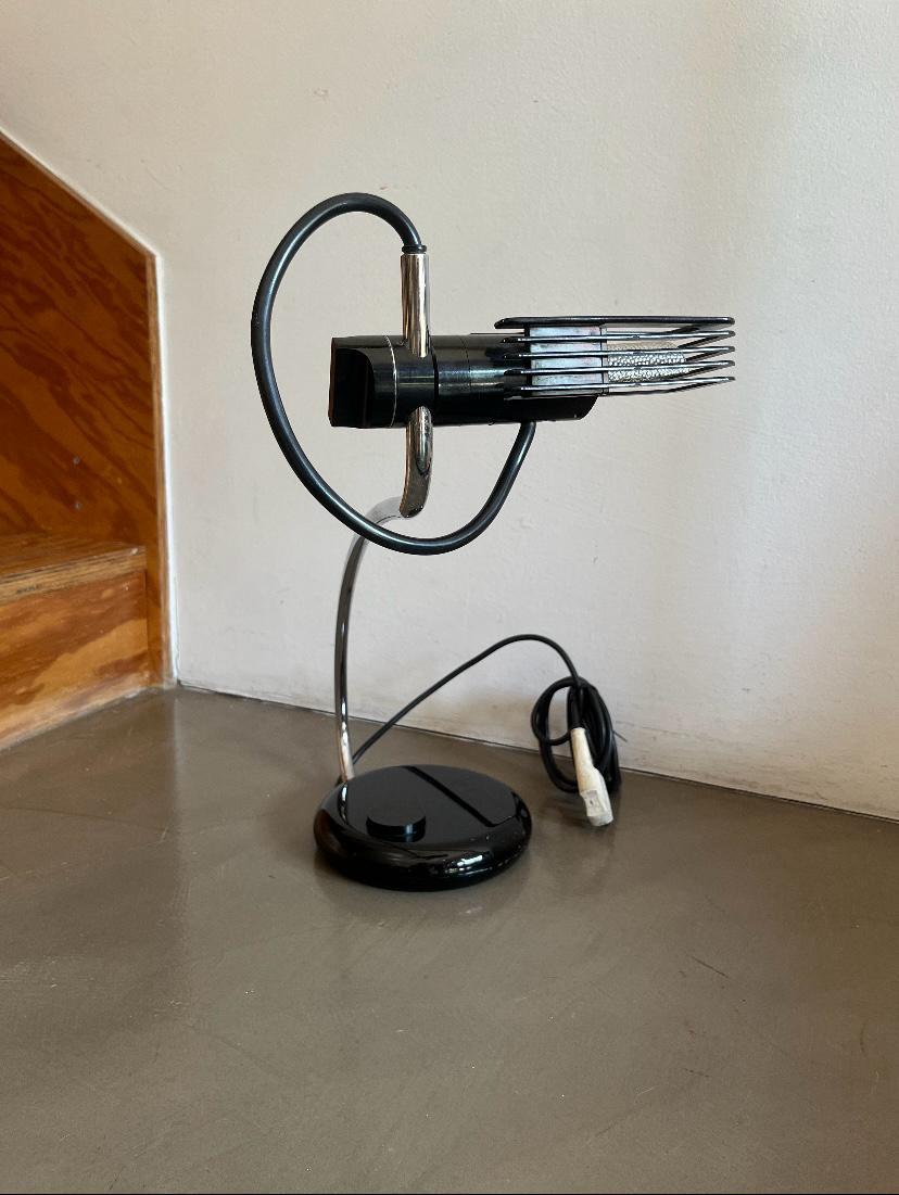 Lampada da tavolo in metallo mod. Wing 509 di Bruno Gecchelin per O-Luce, Italia, 1970
Elegante e raffinata lampada da tavolo modello Wing 509, disegnata da Bruno Gecchelin per O-Luce nel 1970, un classico esempio del design modernista italiano.
La